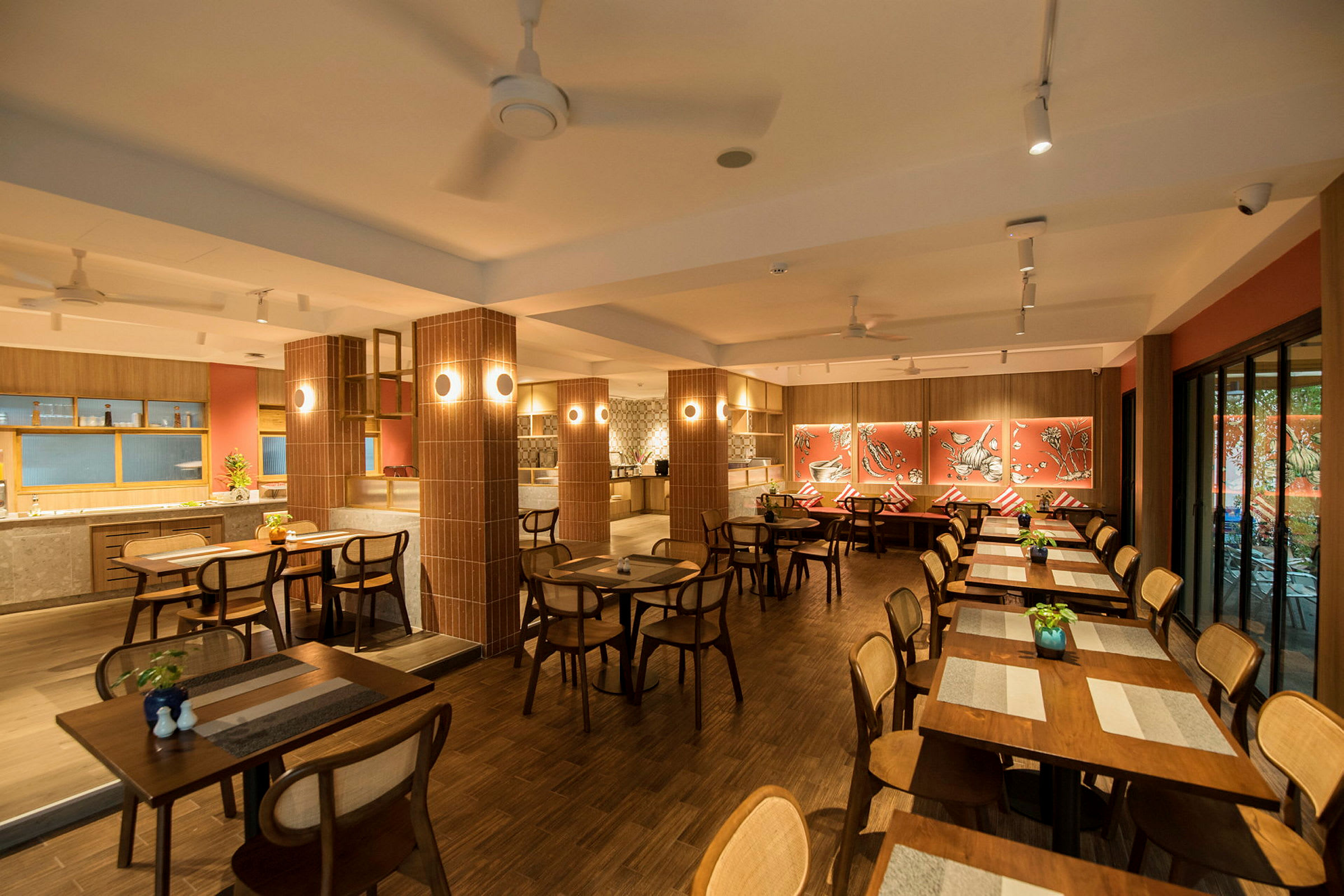 En restaurant med træborde og stole, dekoreret med røde vægge og kunstværker. (AI-genereret tekst)