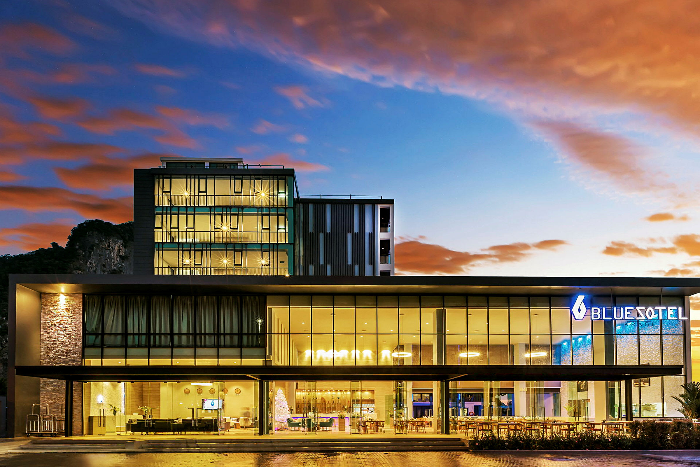 Moderne hotelbygning ved solnedgang. (AI-genereret tekst)
