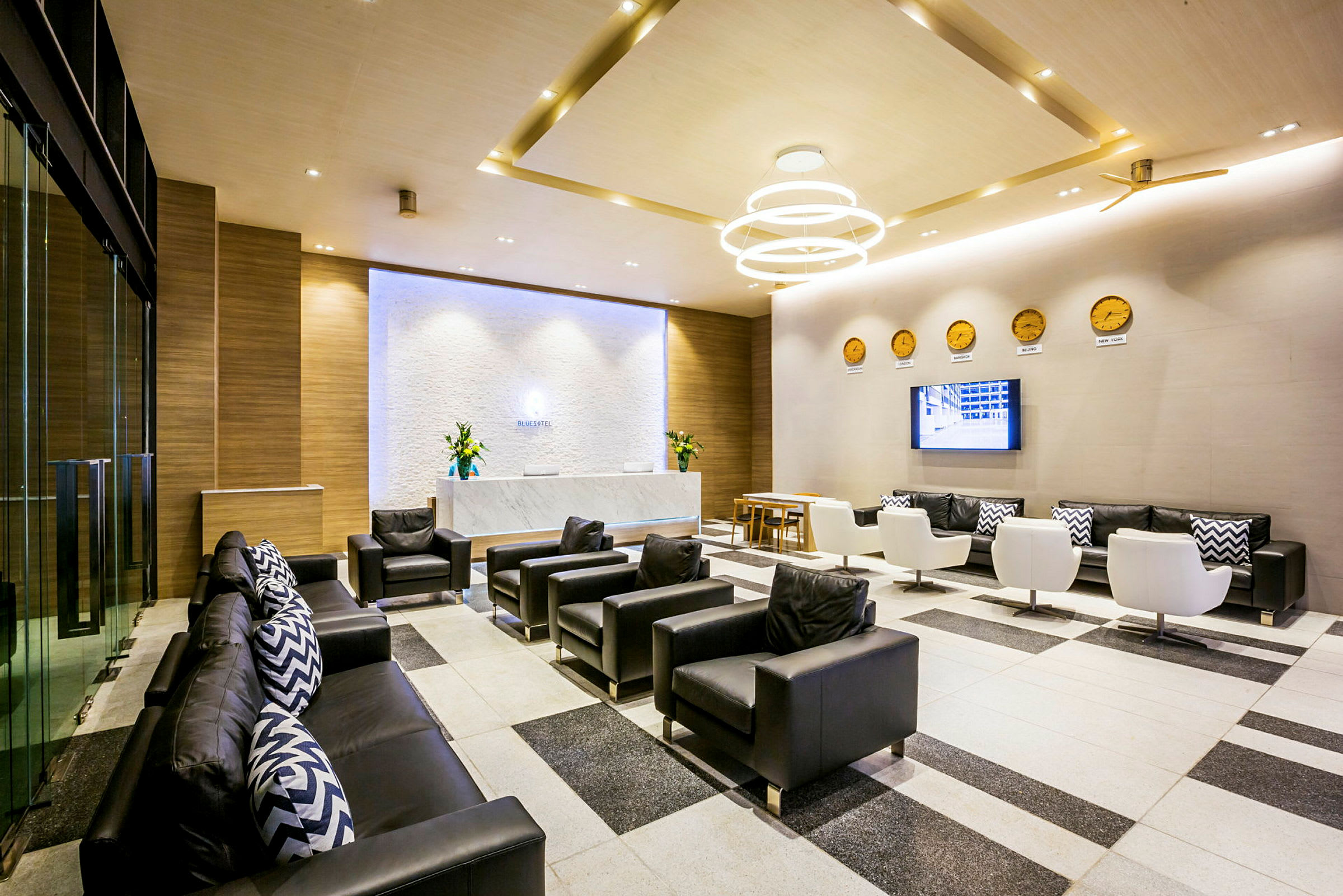 En moderne hotellobby med siddepladser og dekorative detaljer. (AI-genereret tekst)