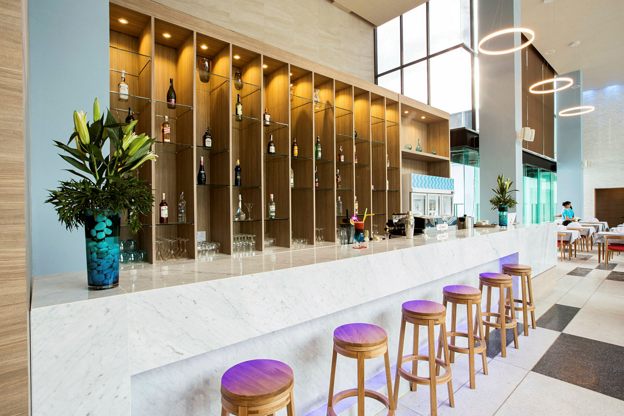 Hotelbar med et moderne udseende og stole foran (AI-genereret tekst)