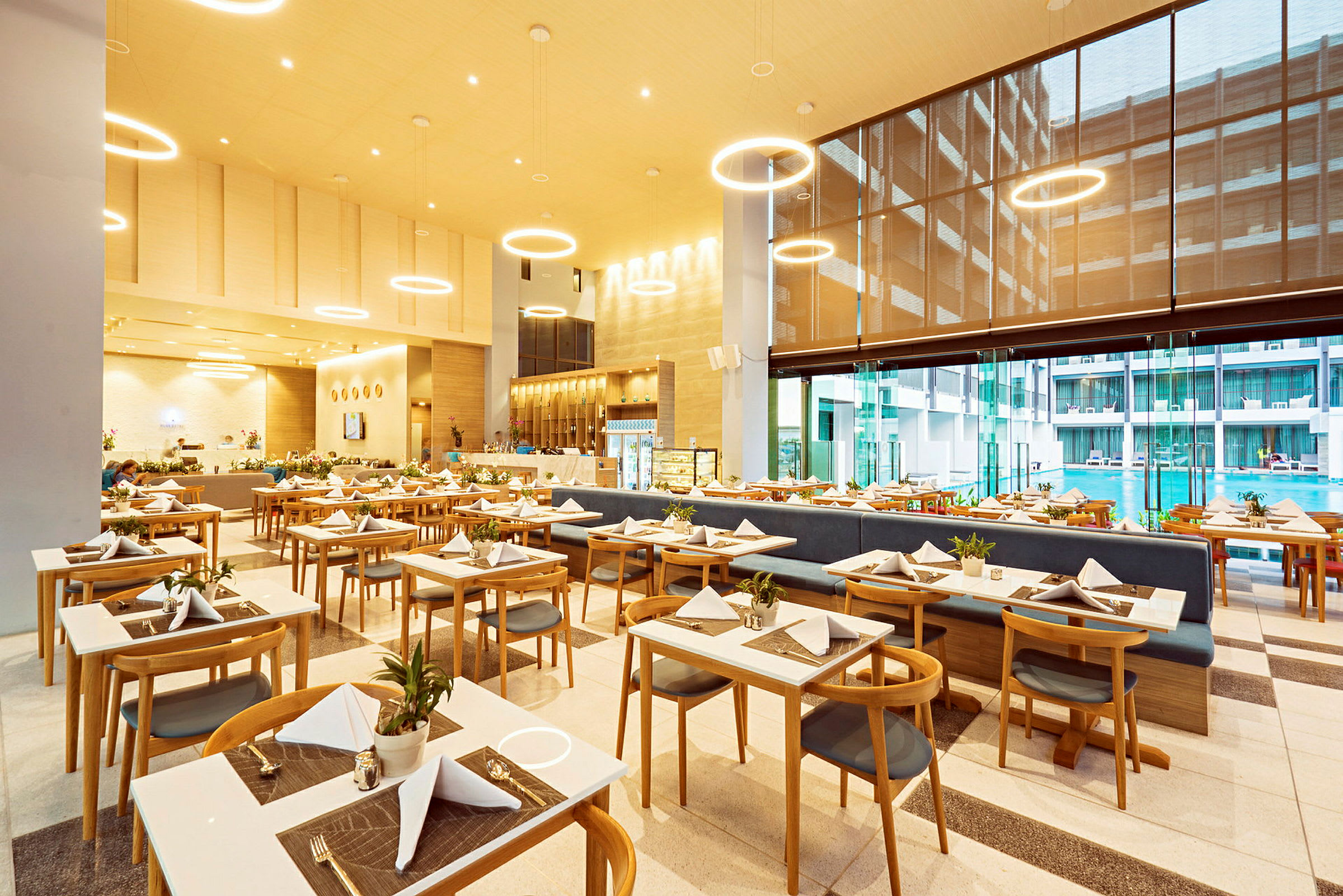 Billede af en restaurant med opstillede borde og stole i en moderne atmosfære. (AI-genereret tekst)