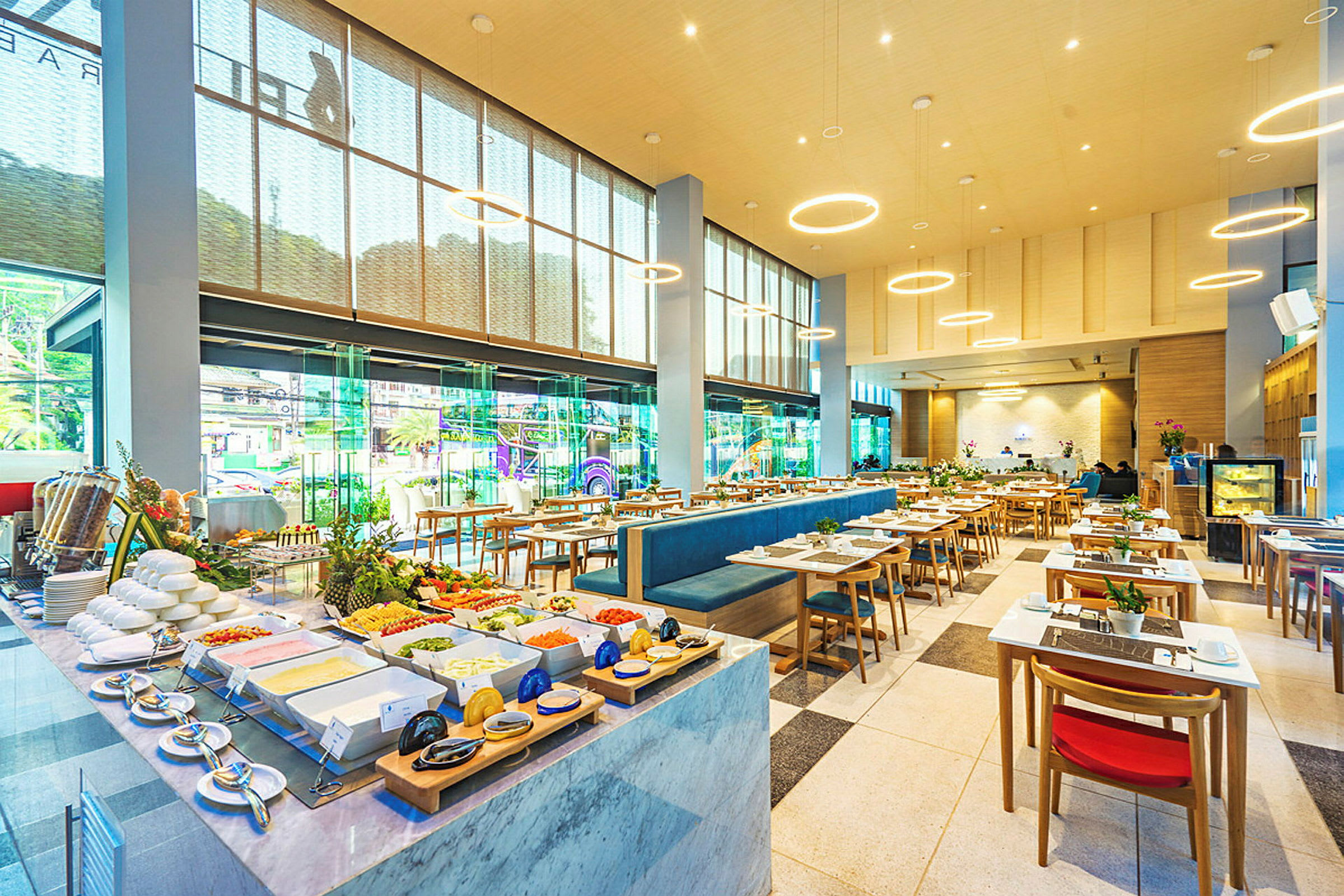 Restaurant med flere spiseborde og et buffetområde. (AI-genereret tekst)