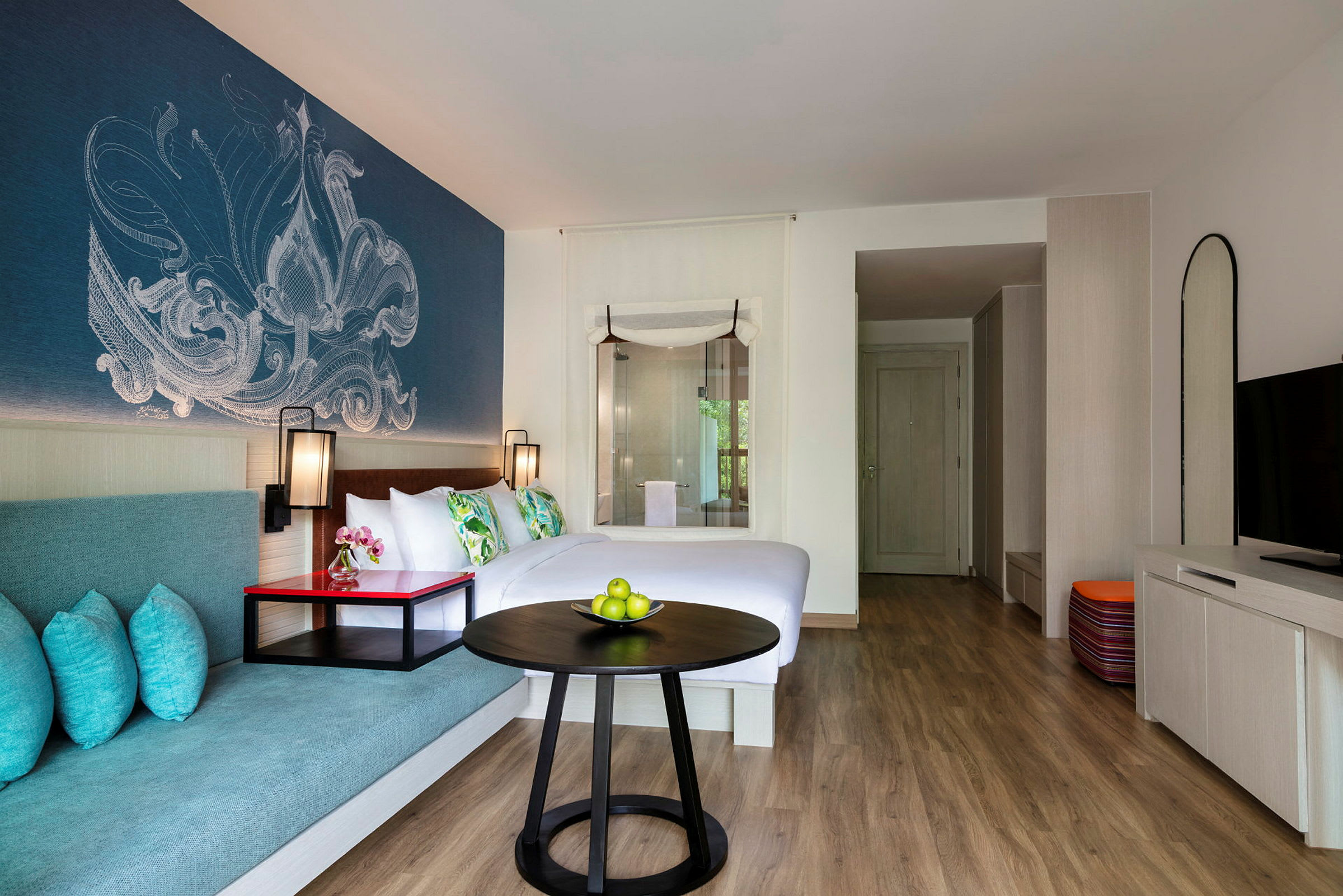 Et hotelværelse med en dobbeltseng, siddeområde og dekorativ vægdesign. (AI-genereret tekst)