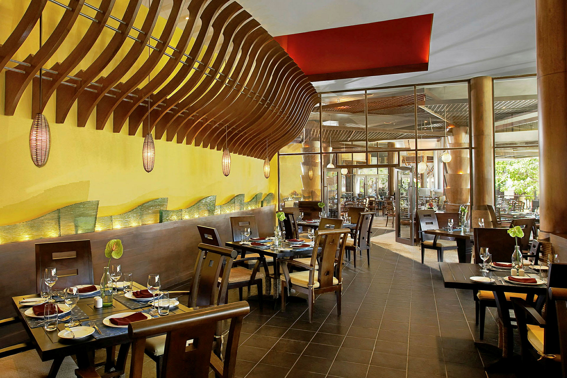 Interiørbillede af en restaurant med moderne indretning, trædetaljer og opdækkede borde. (AI-genereret tekst)