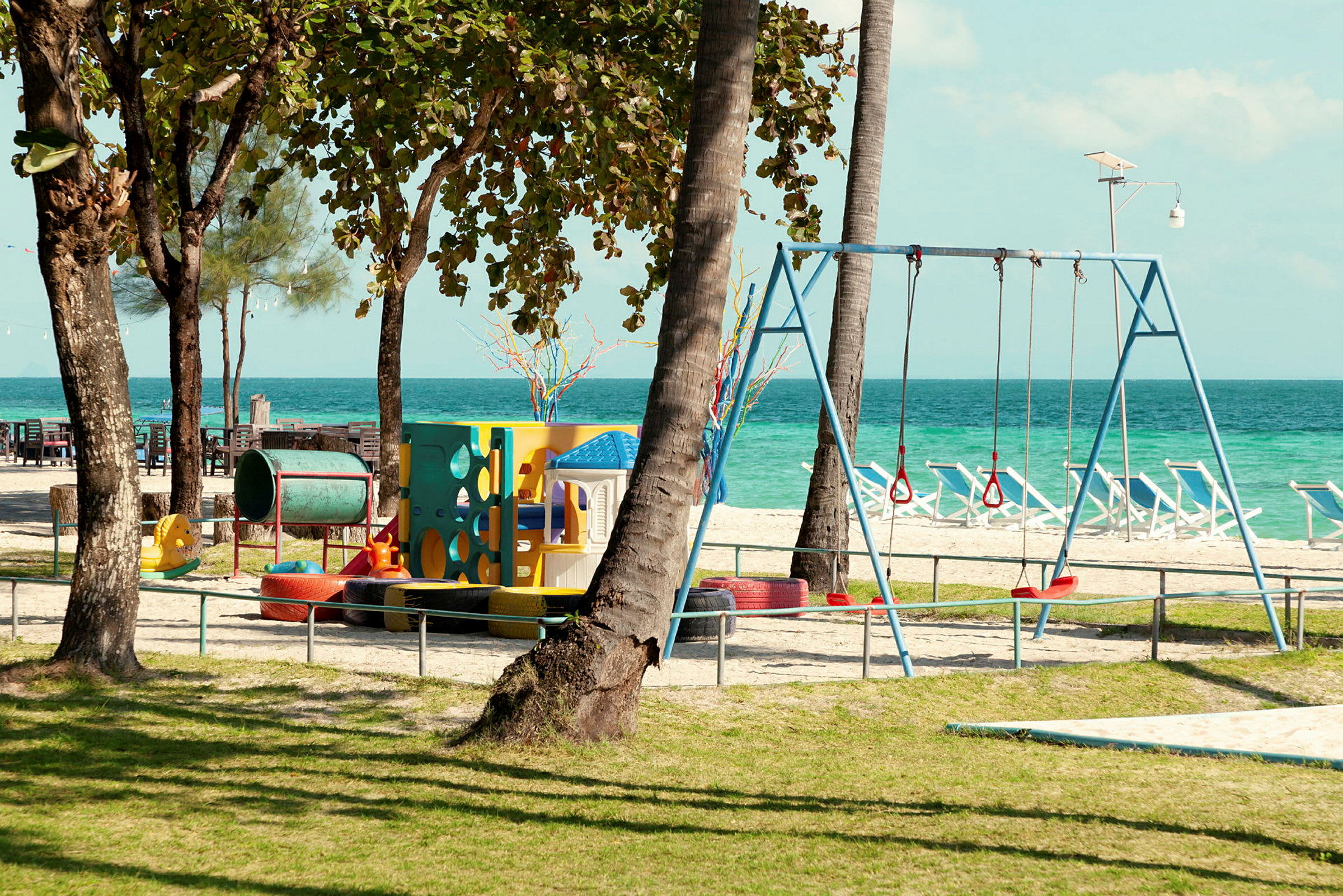 Legeplads ved stranden med havudsigt. (AI-genereret tekst)
