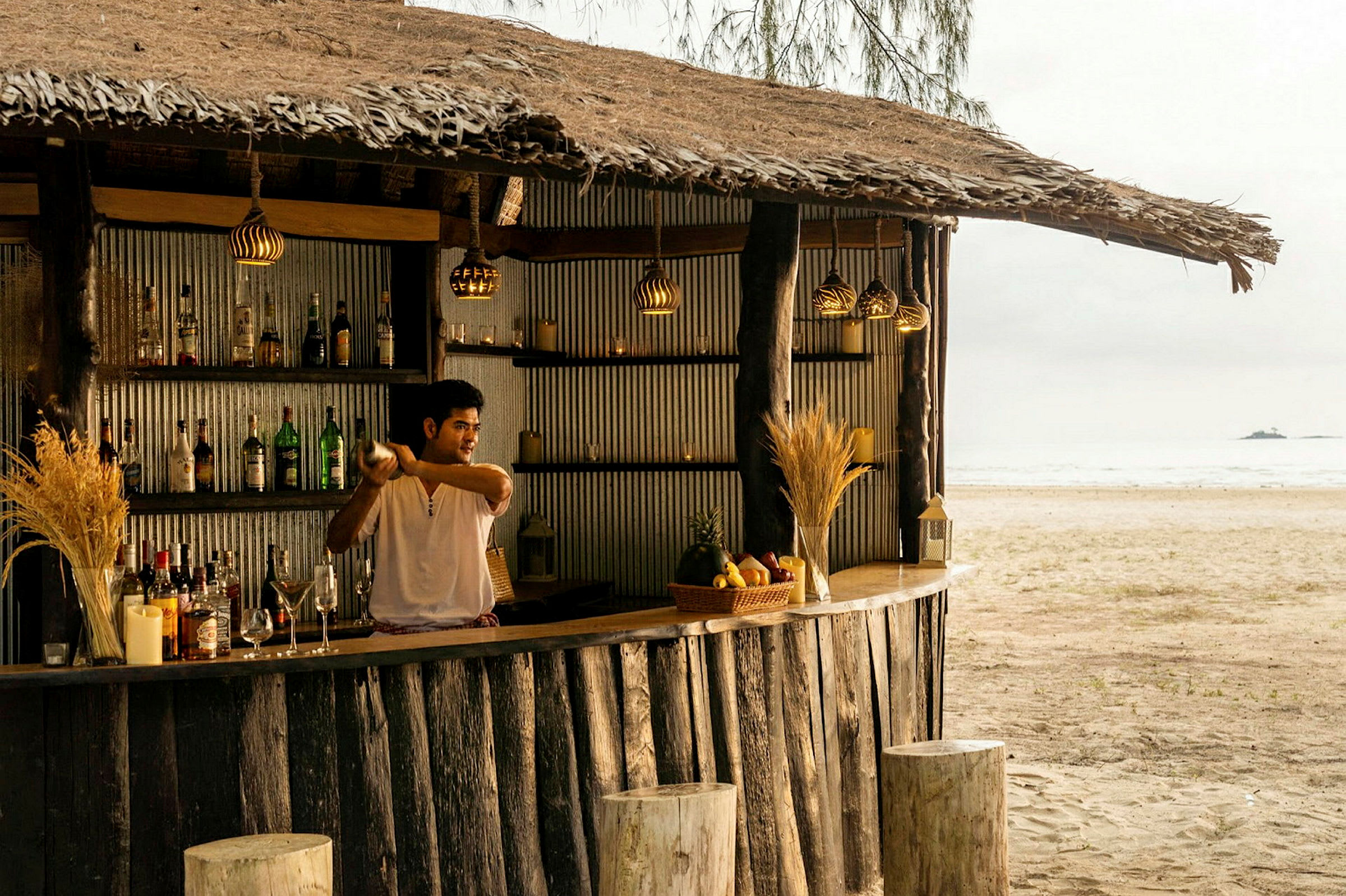 En strandbar med stråtag, varer og dekorationer på disken og hylderne. (AI-genereret tekst)