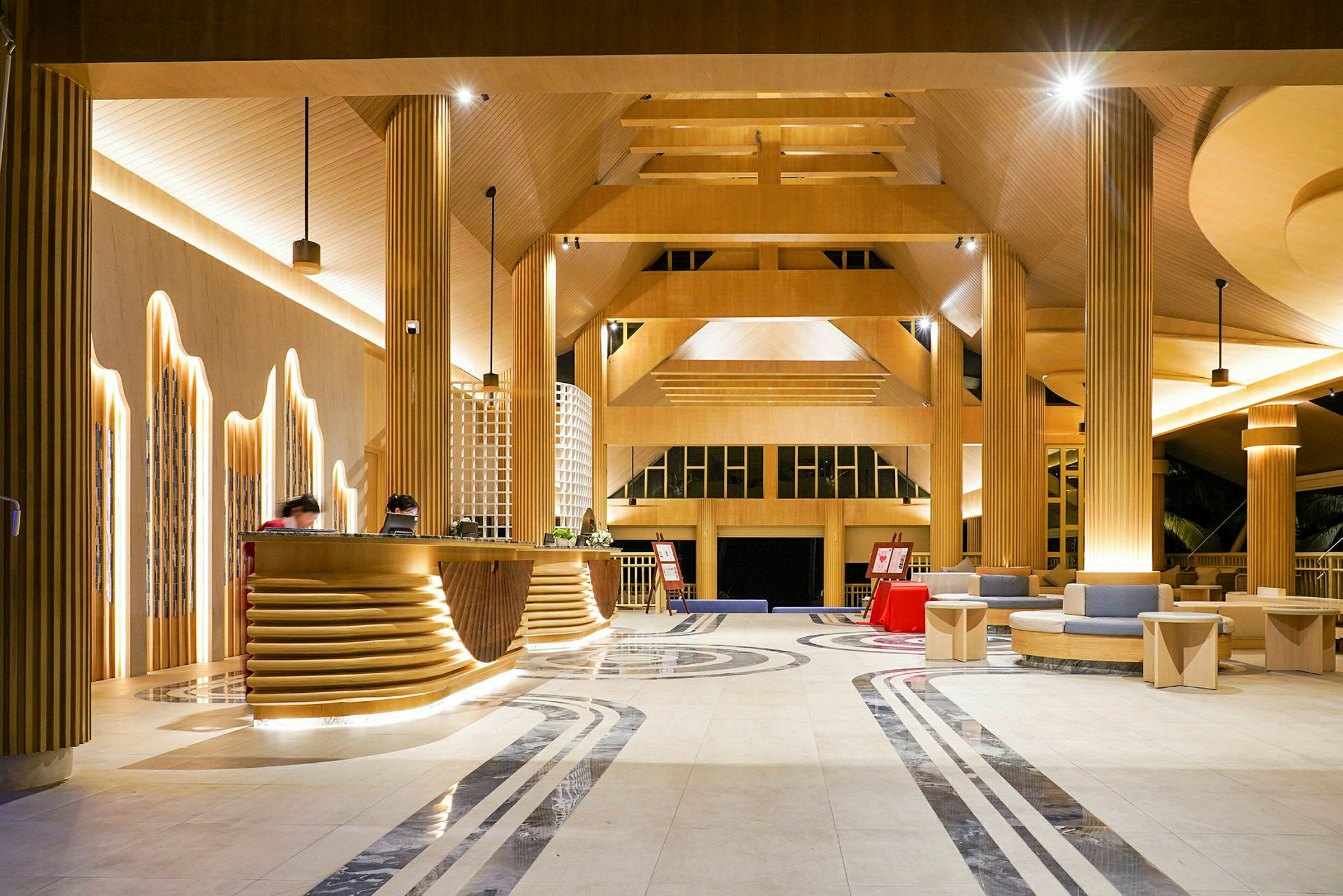 En moderne hotellobby med træindretning, reception og siddeområder. (AI-genereret tekst)