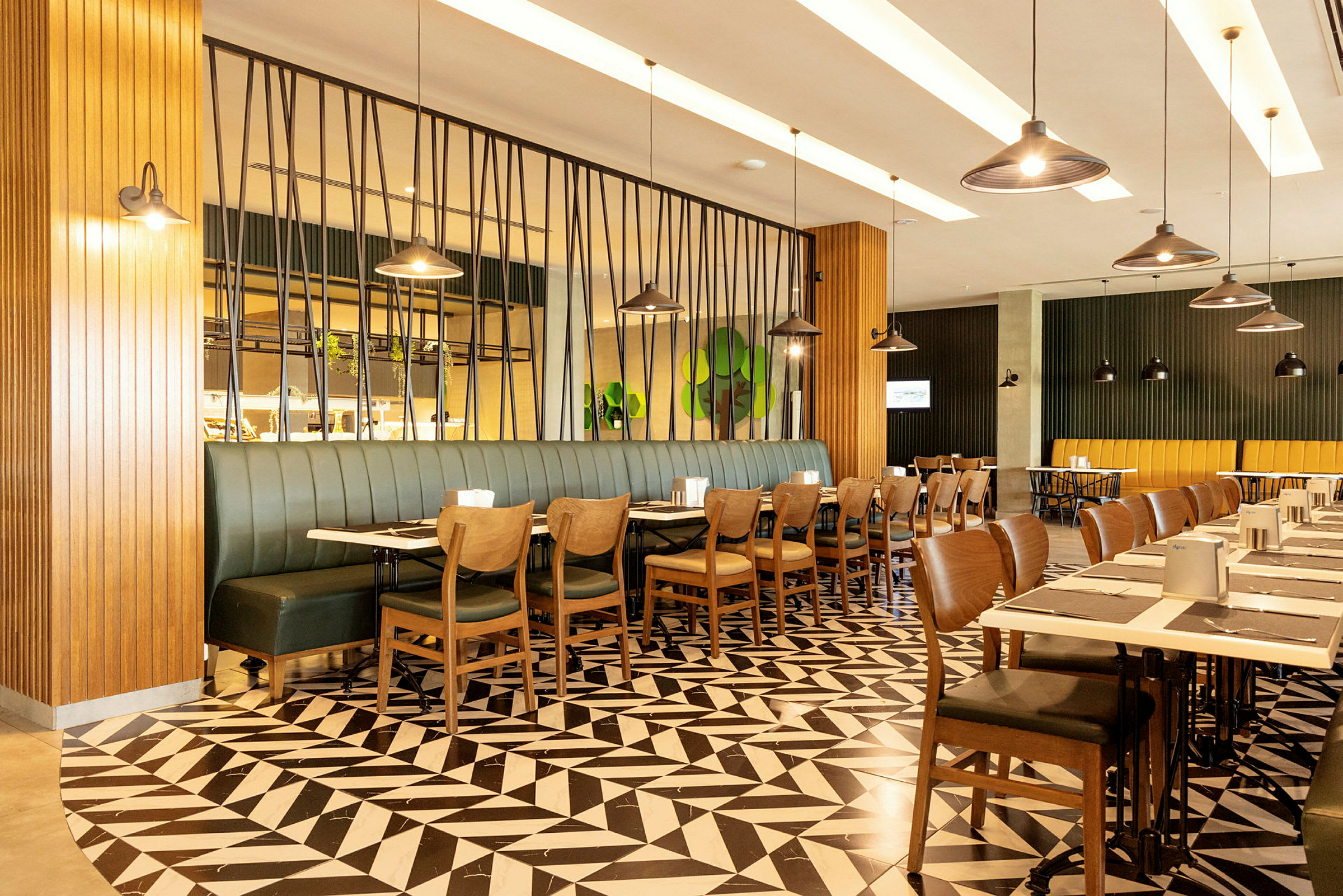 En restaurant med borde, stole og dekorativt gulvareal. (AI-genereret tekst)