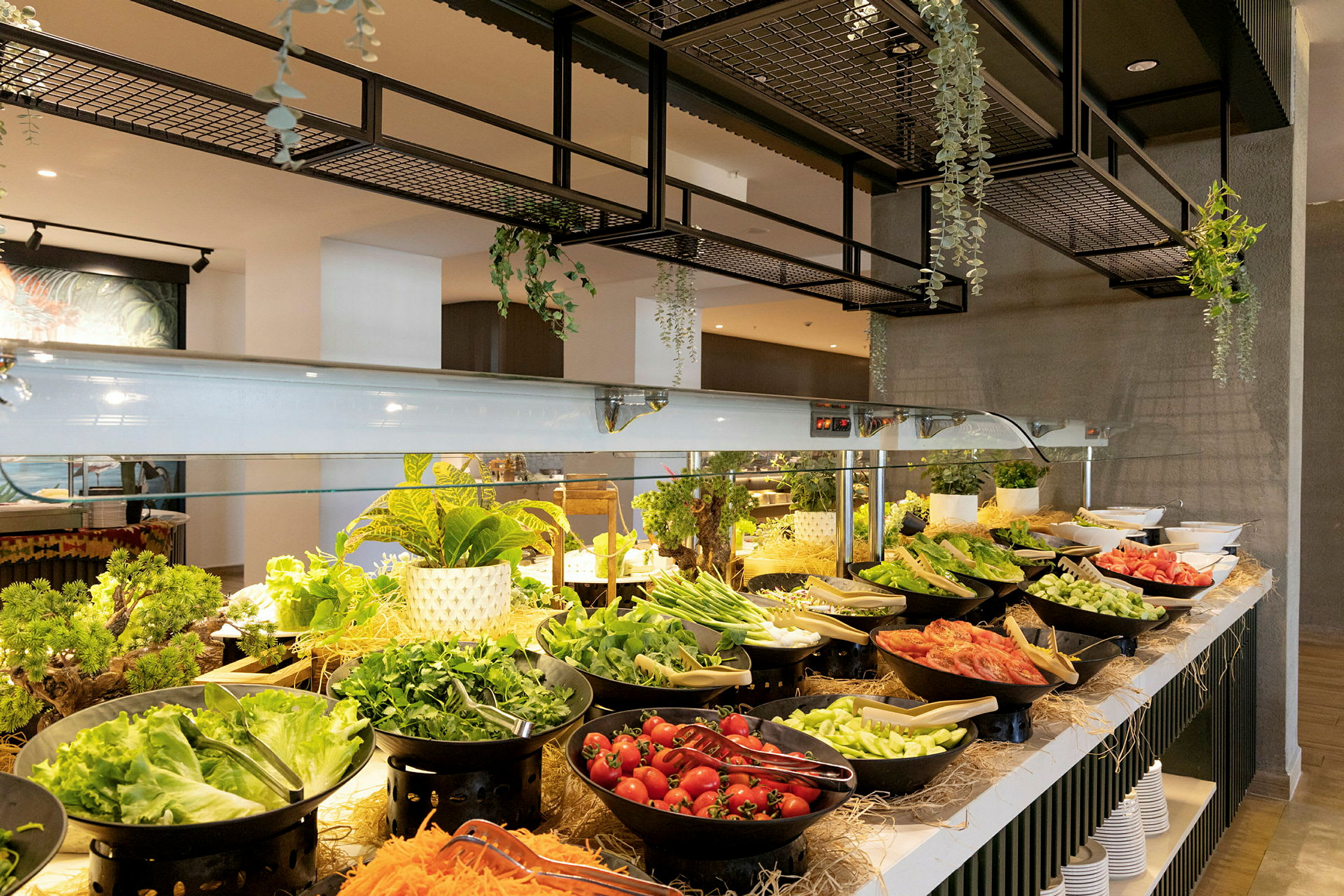 Buffet med friske grøntsager, salater og frugter. (AI-genereret tekst)