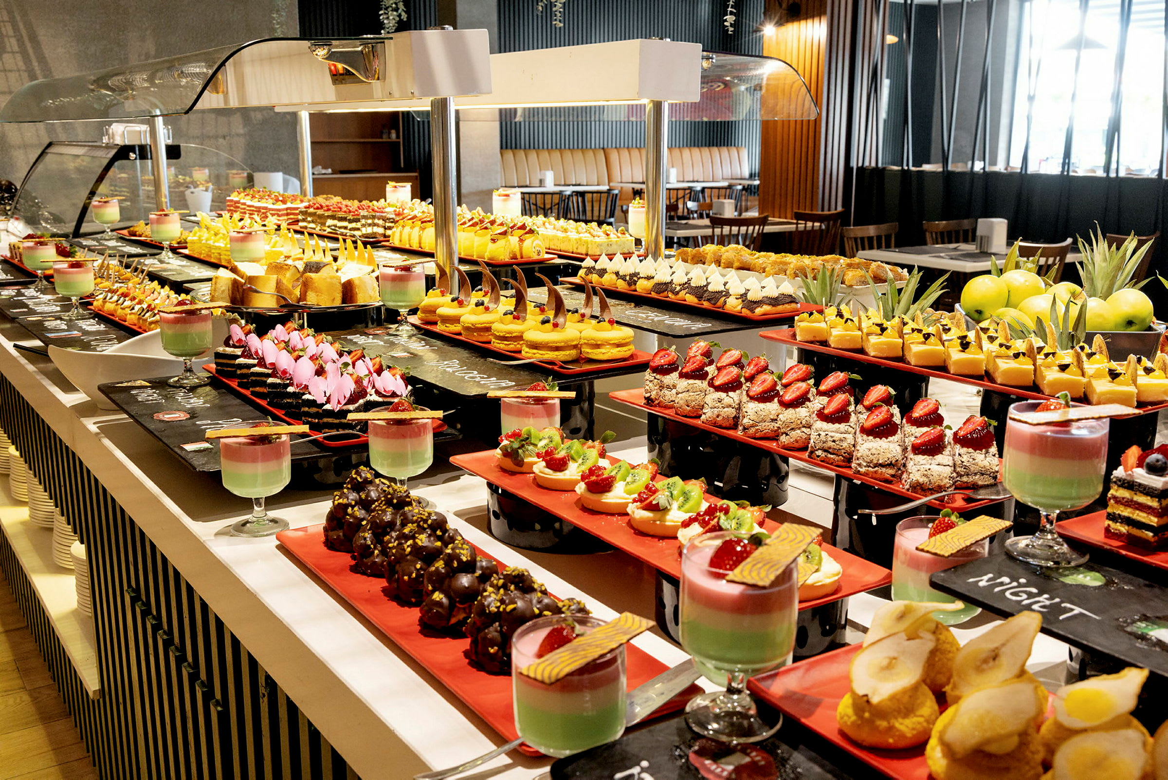 Billede af et dessertbord med et bredt udvalg af søde sager og bagværk. (AI-genereret tekst)