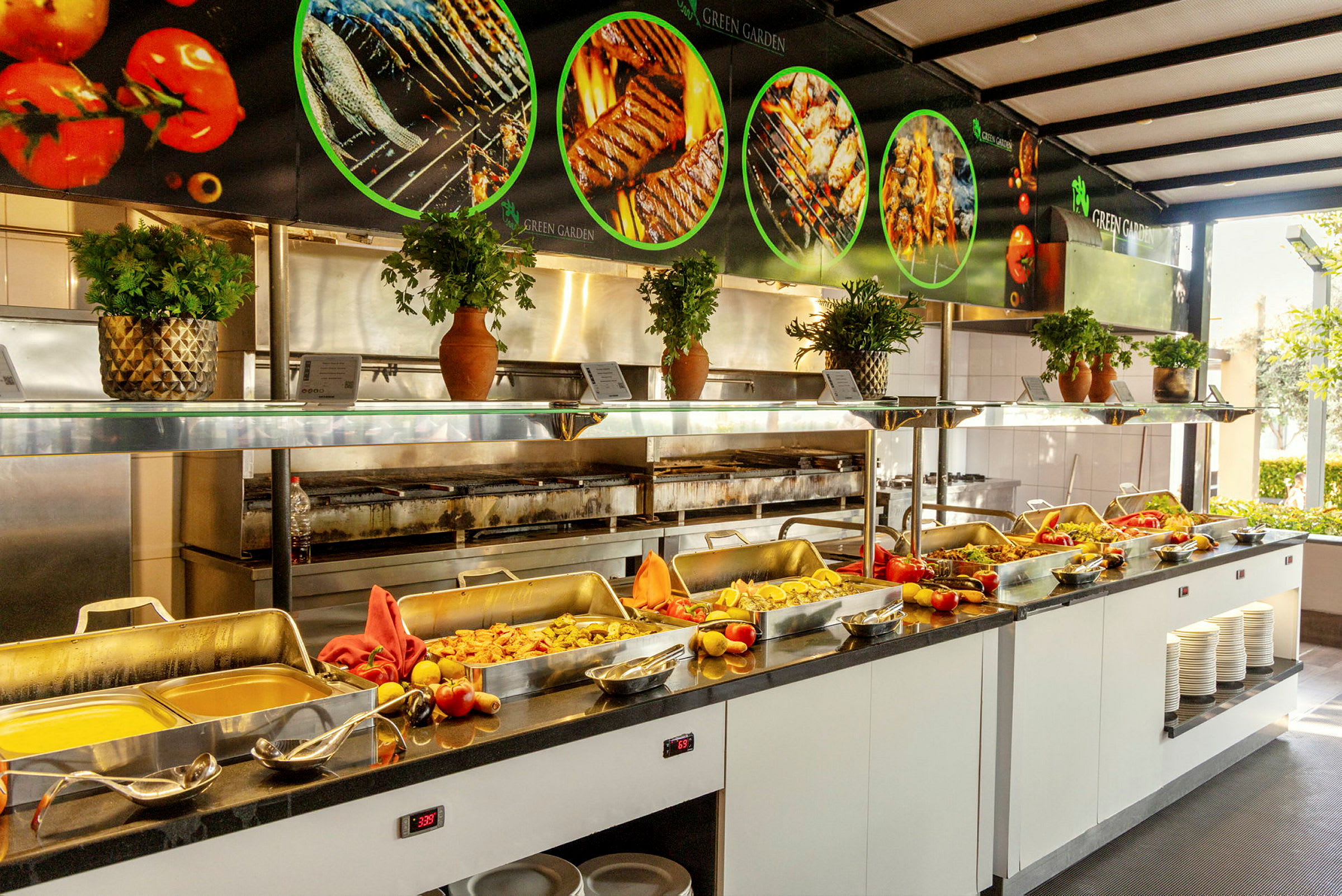 En buffet med forskellige retter, friske grøntsager og krydderurter som dekoration. (AI-genereret tekst)