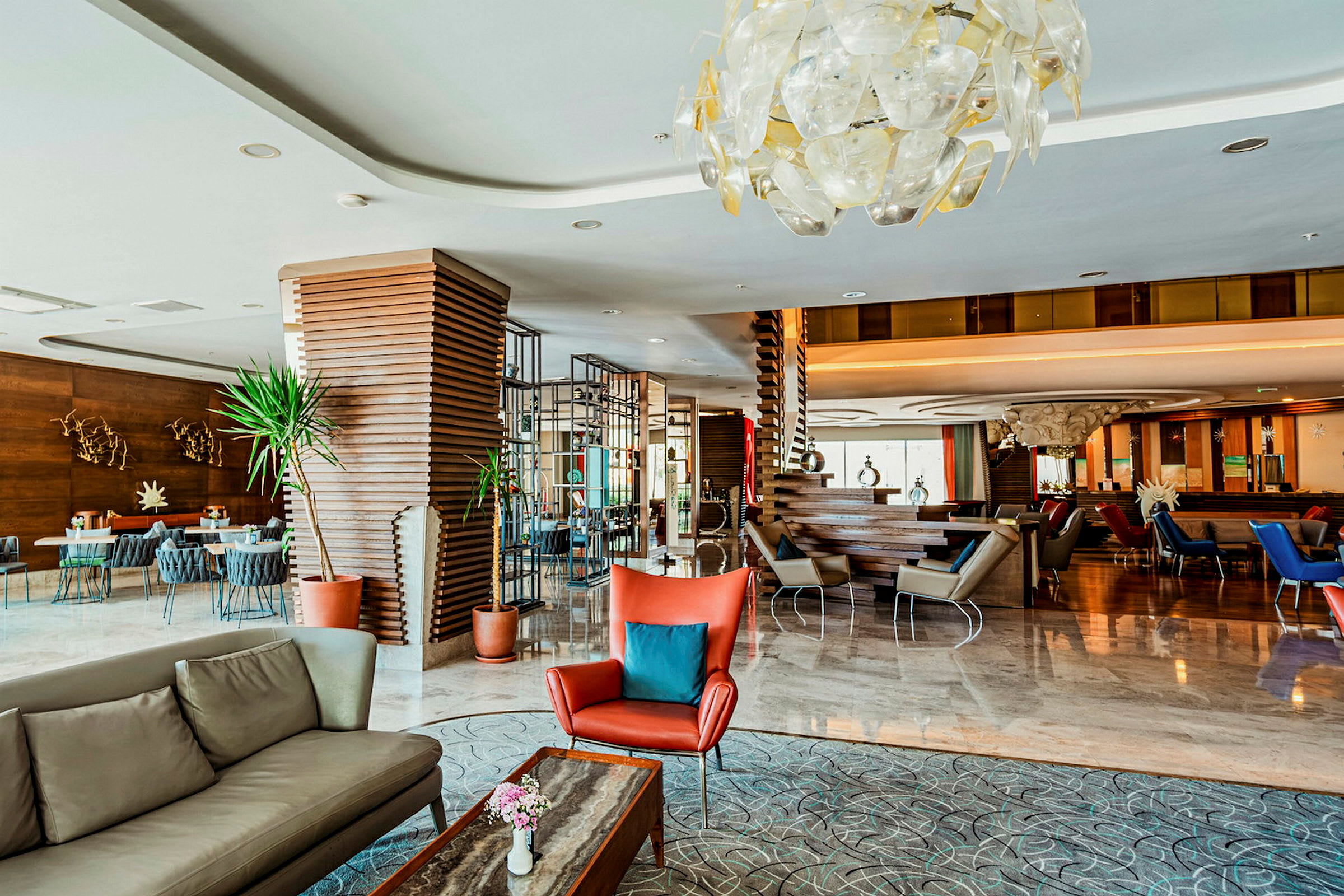 En hotellobby med moderne siddepladser og dekorative detaljer. (AI-genereret tekst)