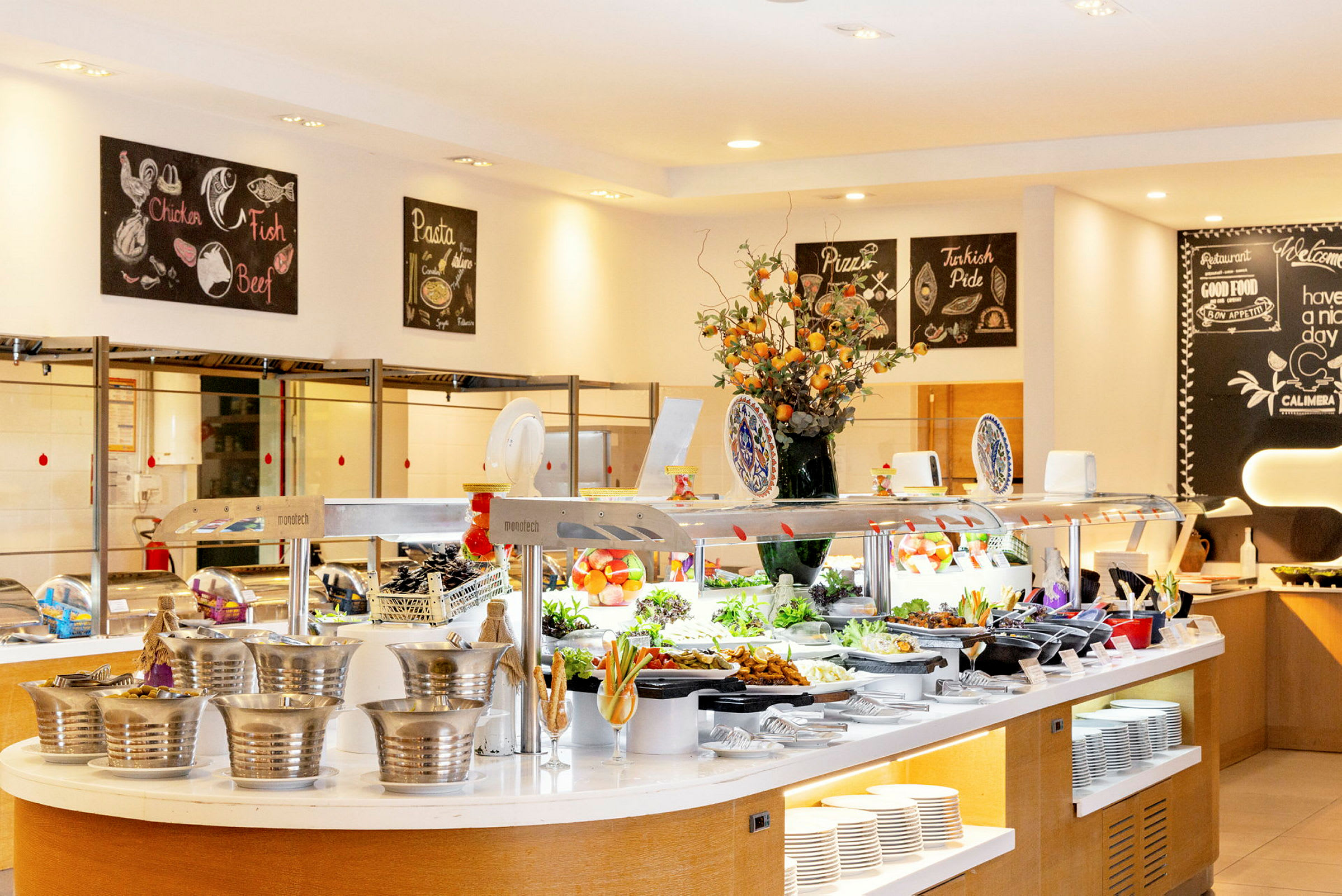 En buffet med forskellige retter og dekorationer i et lyst restaurantmiljø. (AI-genereret tekst)