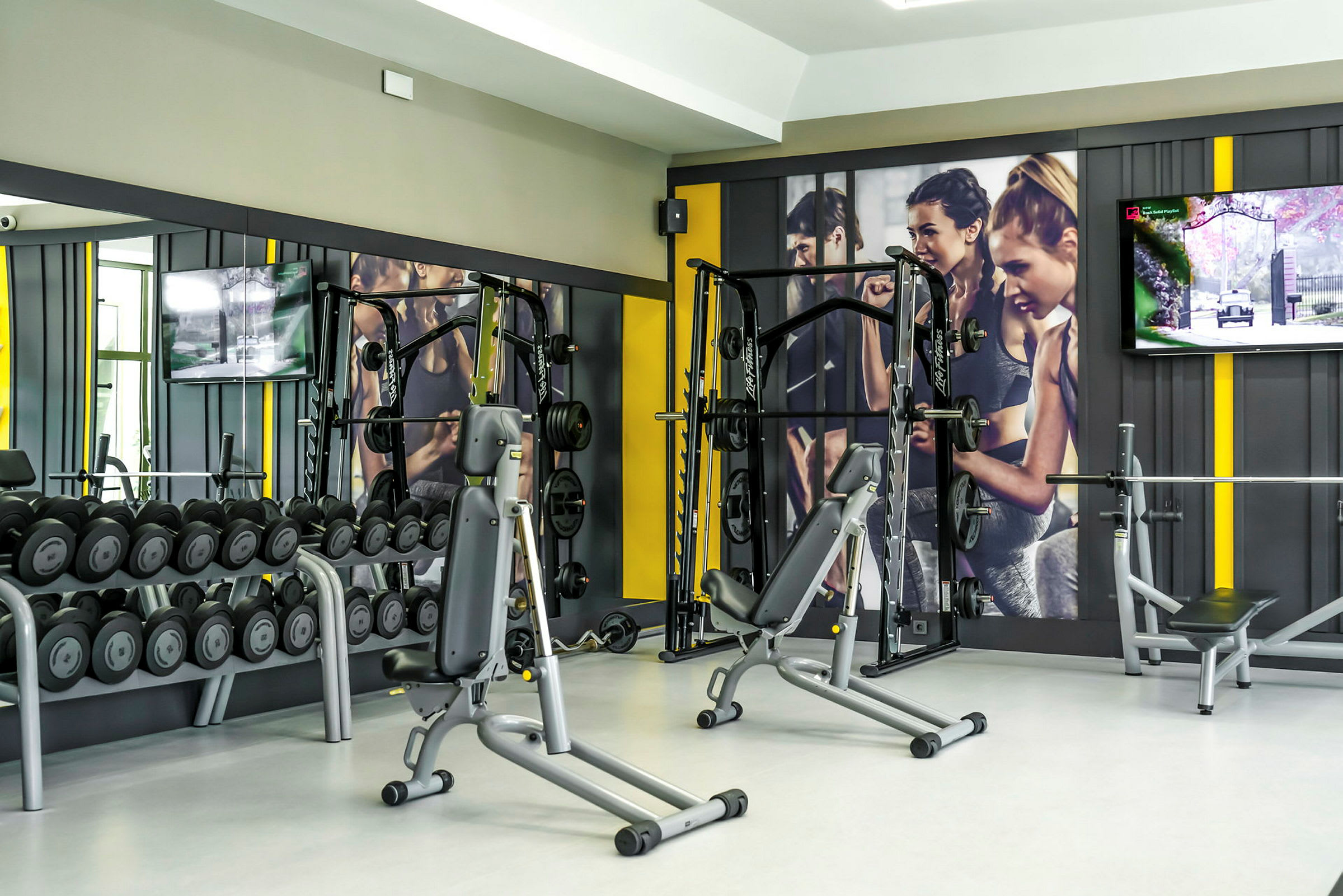Et veludstyret fitnesscenter med træningsmaskiner og vægte. (AI-genereret tekst)