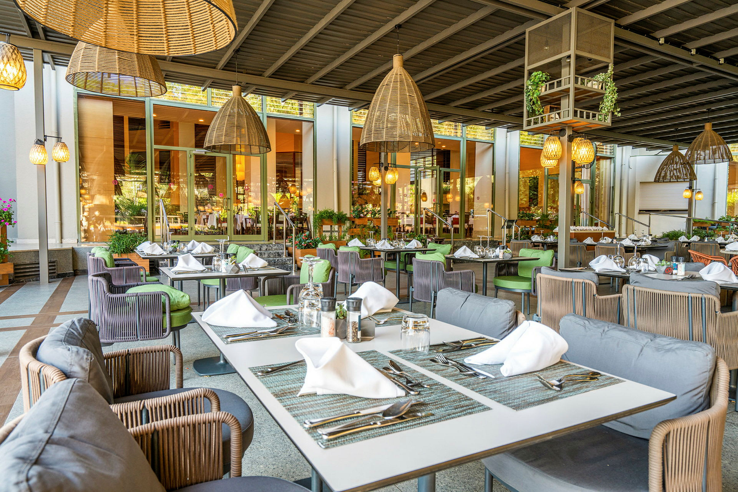 En restaurant med dækkede borde og stole i en indbydende atmosfære. (AI-genereret tekst)
