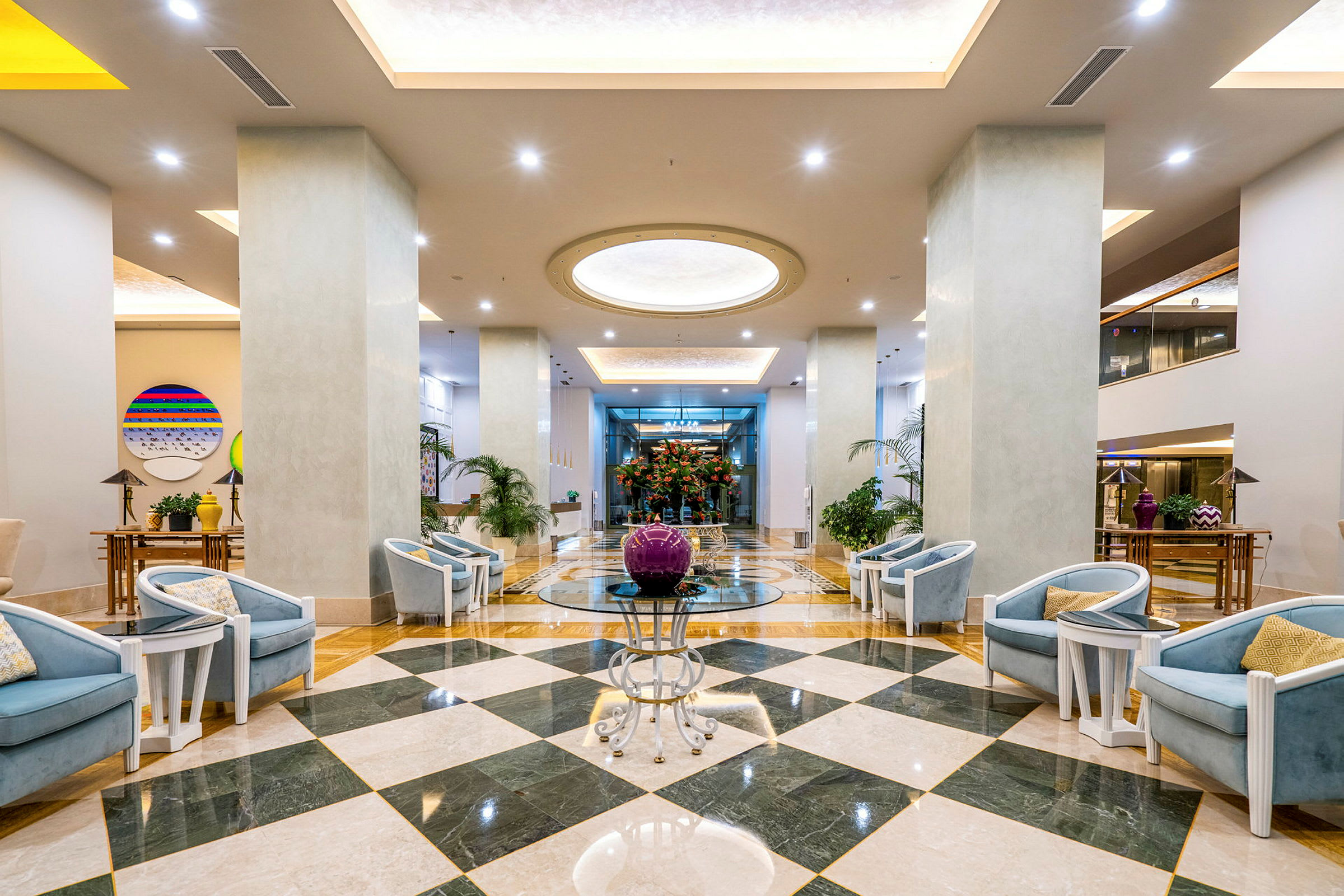 Hotellets lobby med siddepladser og dekorationer. (AI-genereret tekst)