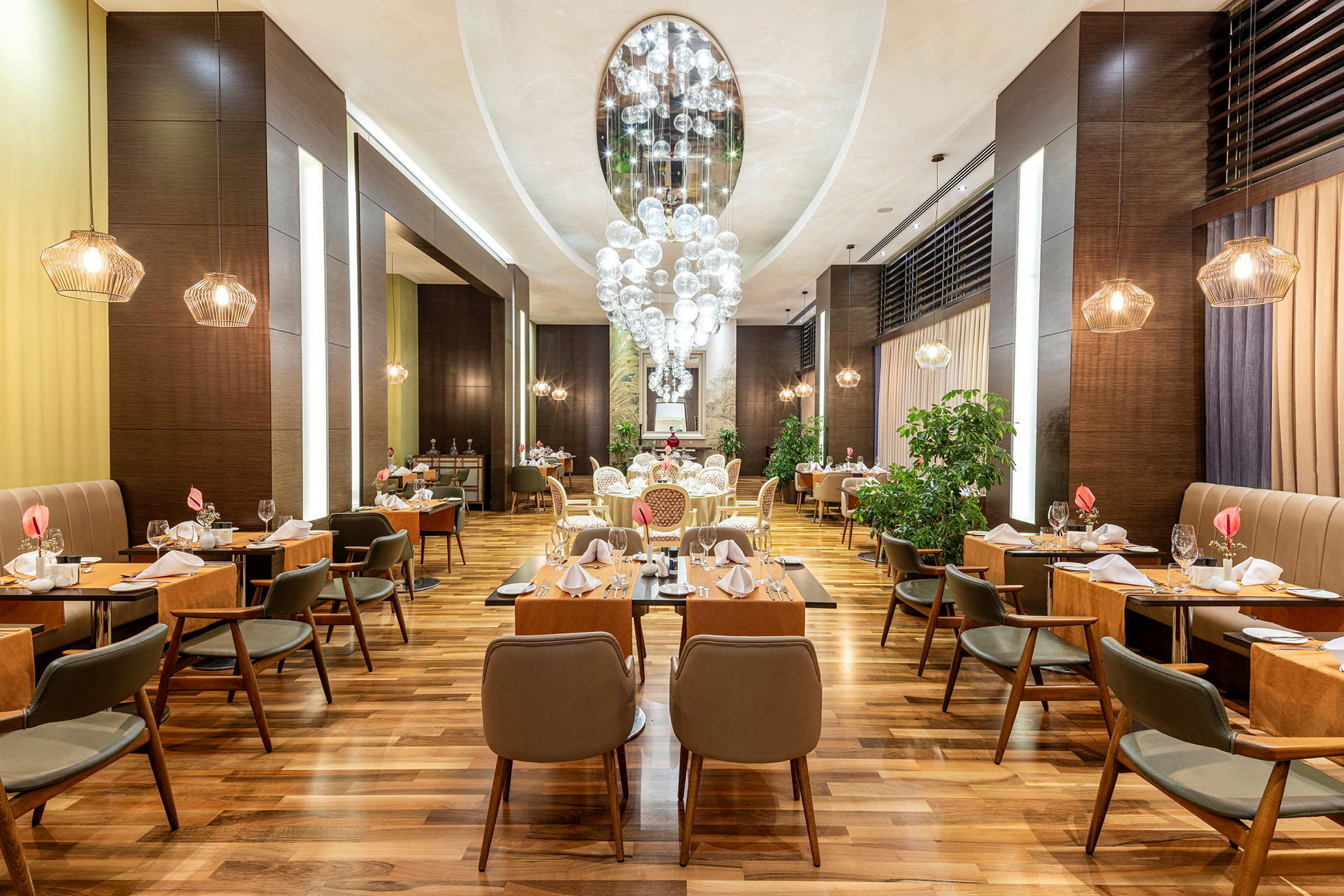 Restaurantinteriør med dækkede borde, stole og elegant belysning. (AI-genereret tekst)