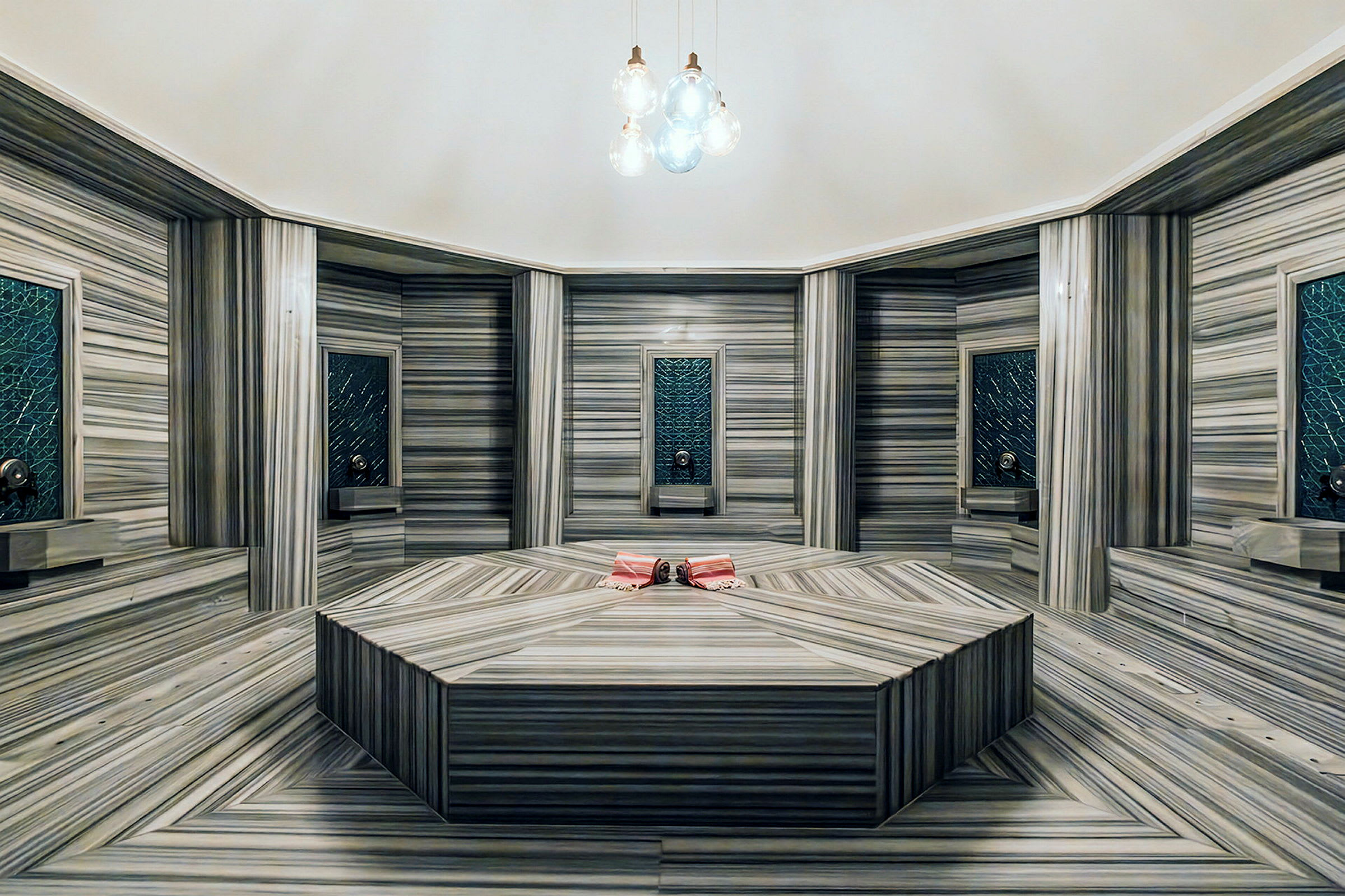 Interiør af et tyrkisk hamam med marmorvægge og en central stenblok. (AI-genereret tekst)