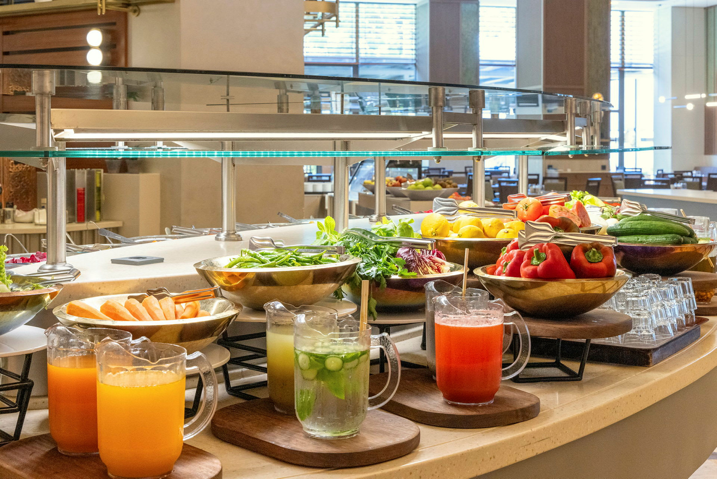 En buffet med forskellige grøntsager, frisk frugt og juice på et serveringsbord. (AI-genereret tekst)