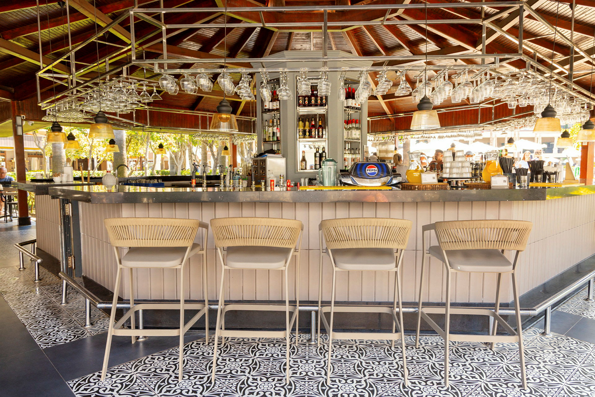 Billede af en moderne bar med høje stole og et loft af træ. (AI-genereret tekst)