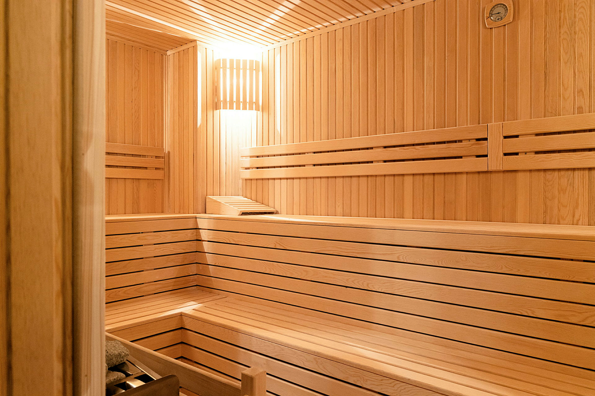 En indendørs sauna med træinteriør. (AI-genereret tekst)