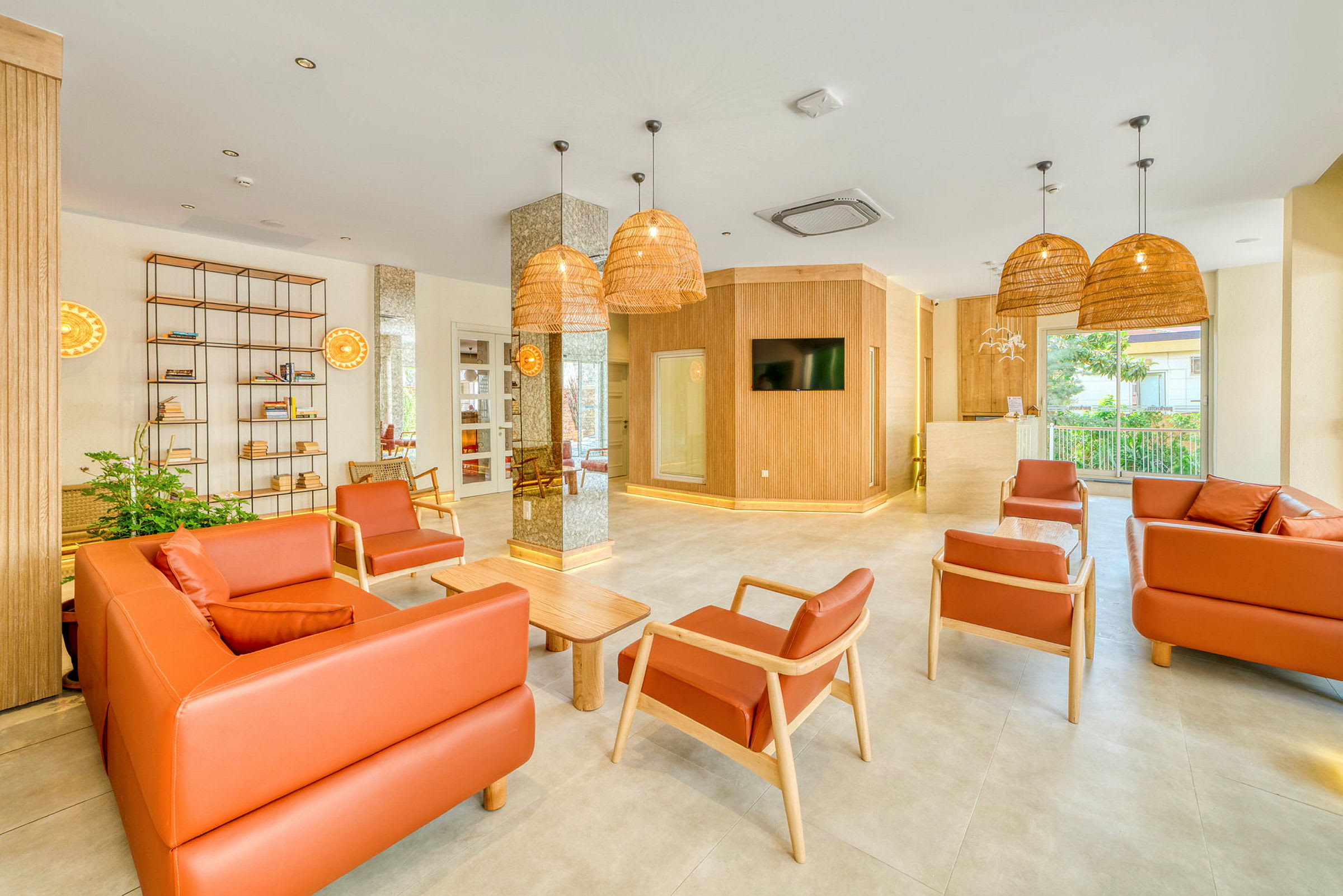 Hotellets lobby med orange siddemøbler og moderne trædetaljer. (AI-genereret tekst)