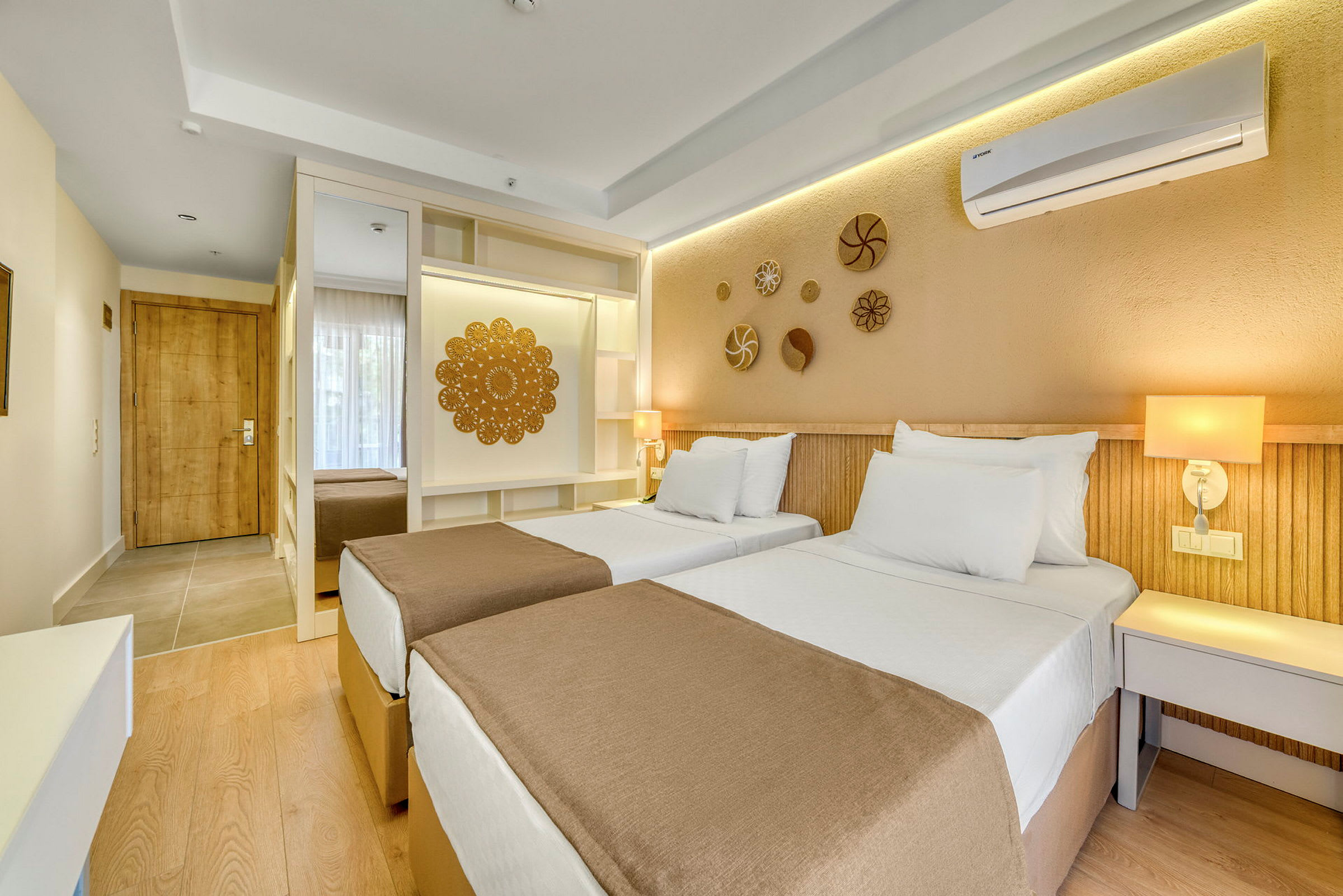 Hotelværelse med to enkeltsenge, dekoreret med moderne detaljer og beige nuancer. (AI-genereret tekst)