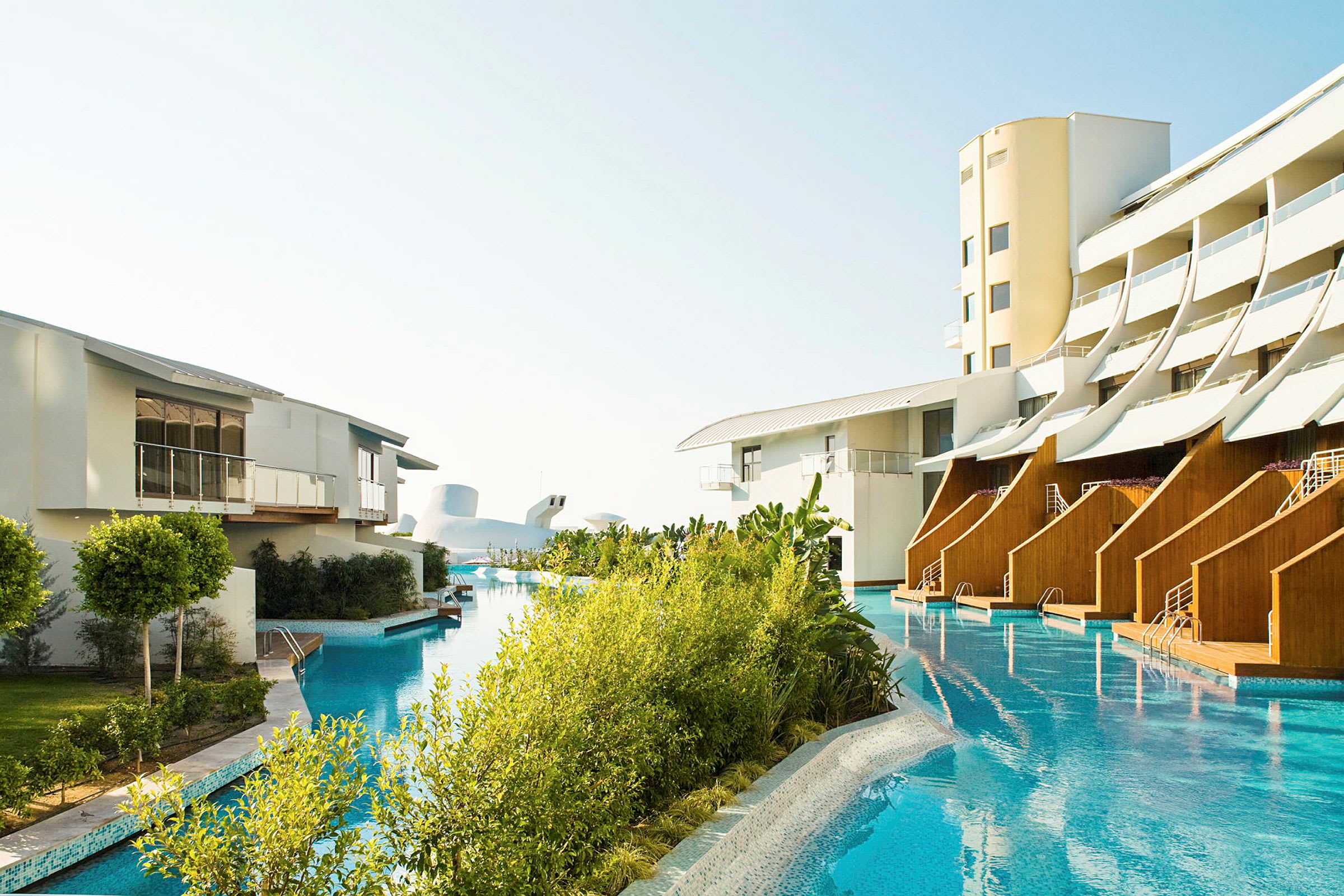 Hotelområde med pool og moderne bygninger. (AI-genereret tekst)