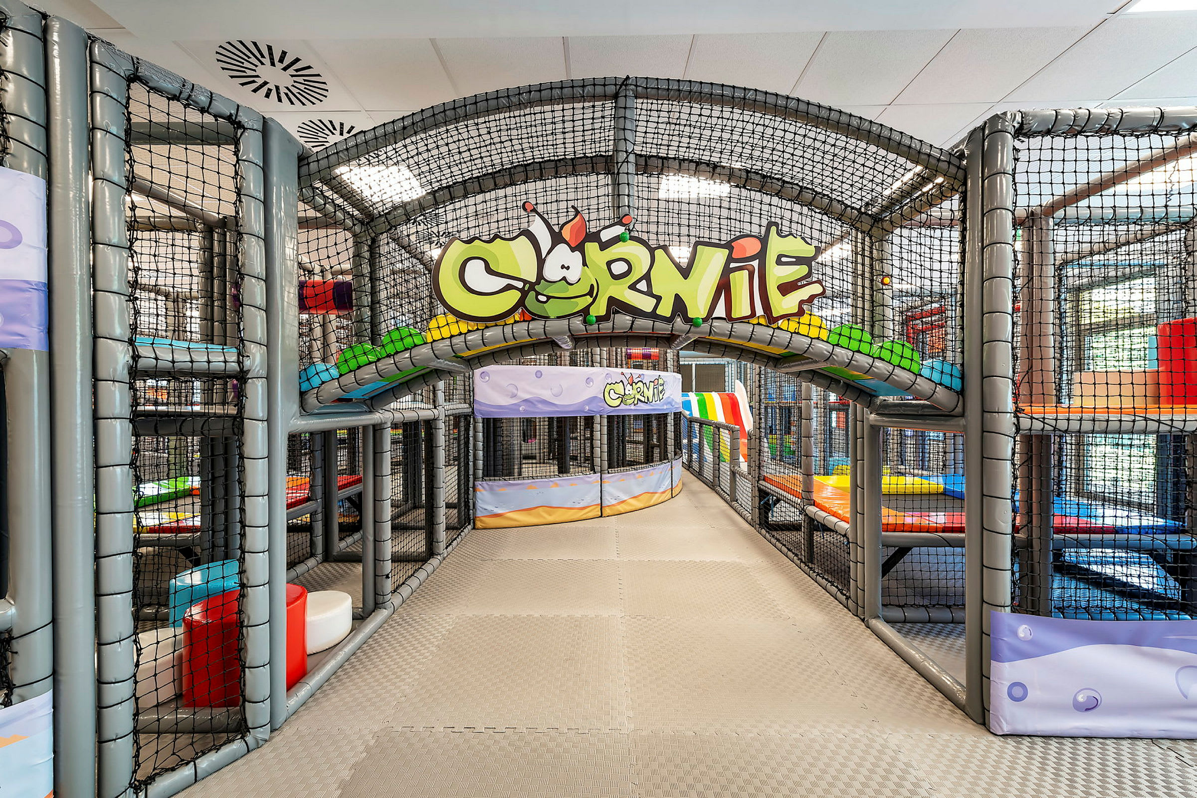 Billede af en indendørs legeplads med navnet 'Cornie'. (AI-genereret tekst)