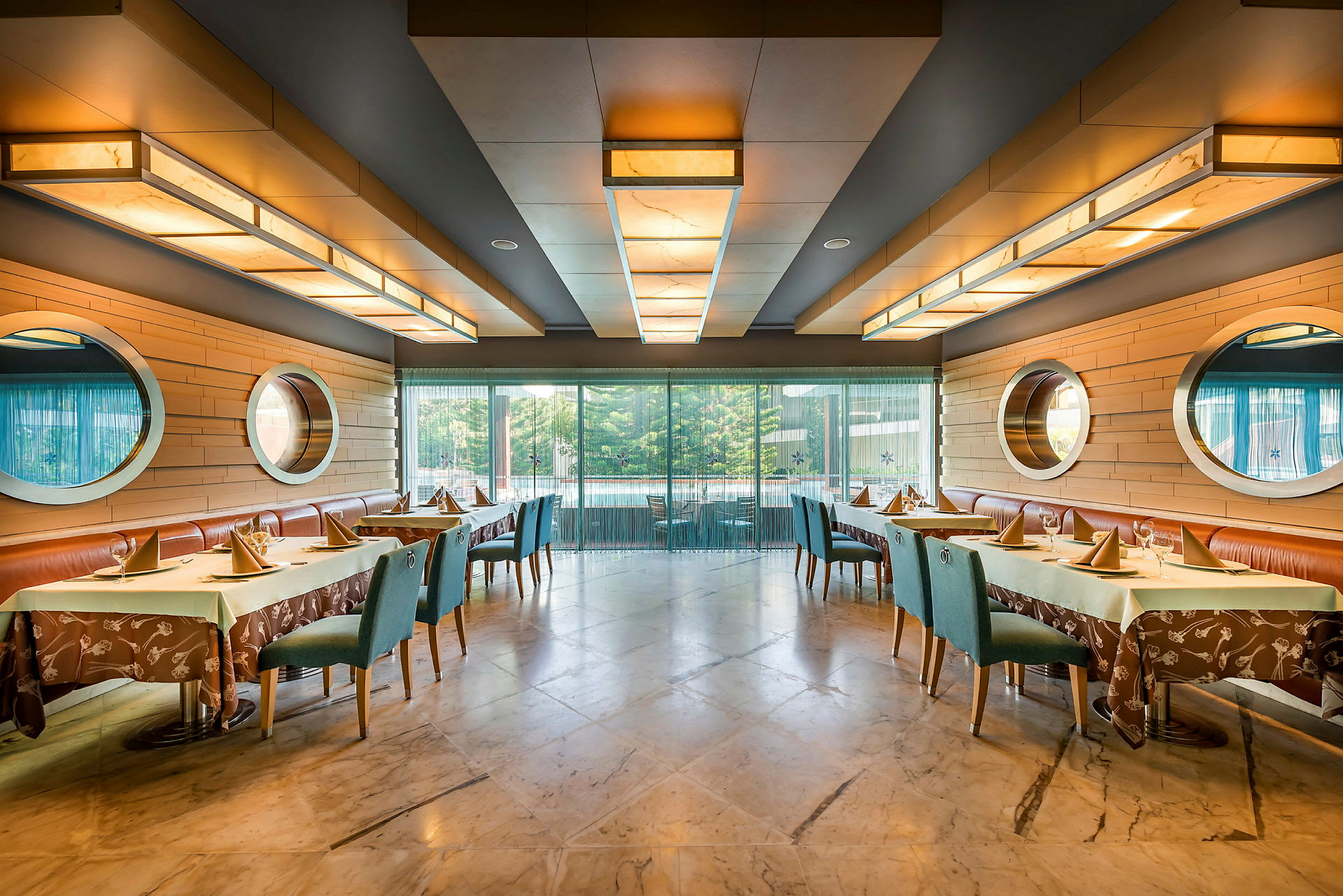 Interiør af en restaurant med dækkede borde og stole. (AI-genereret tekst)
