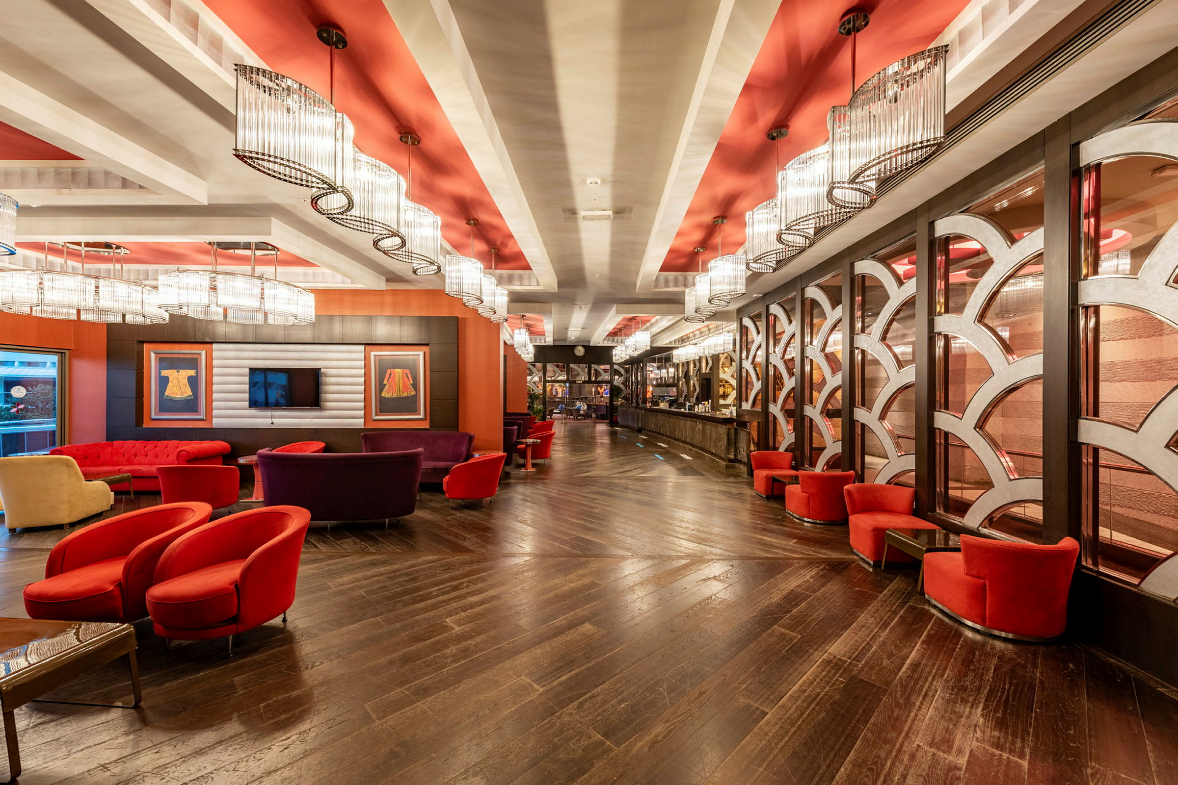 Hotellobby med farverige møbler og moderne belysning. (AI-genereret tekst)