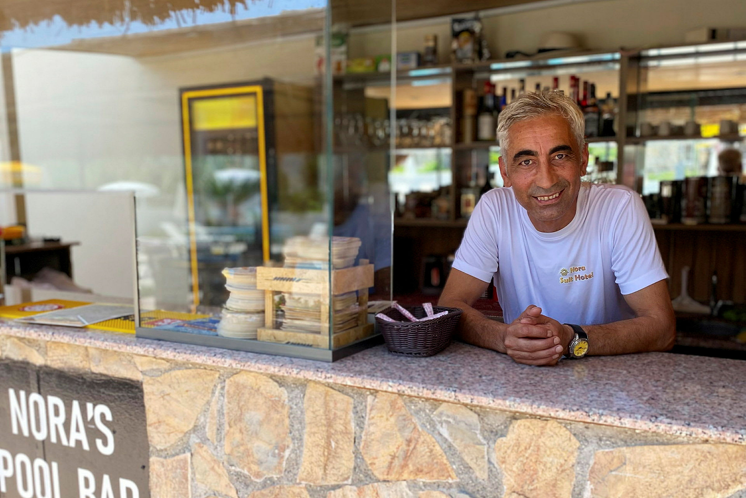 En stenbar med et skilt, der står 'Nora's Pool Bar'. (AI-genereret tekst)