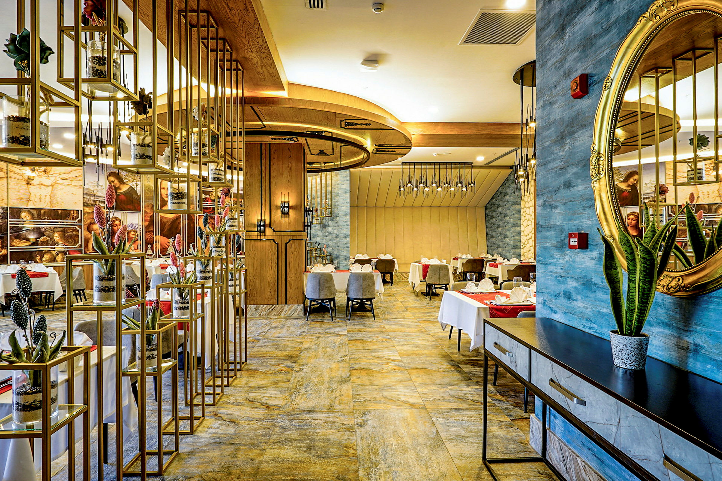 Elegant restaurant med moderne indretning, dækkede borde og dekorative detaljer. (AI-genereret tekst)