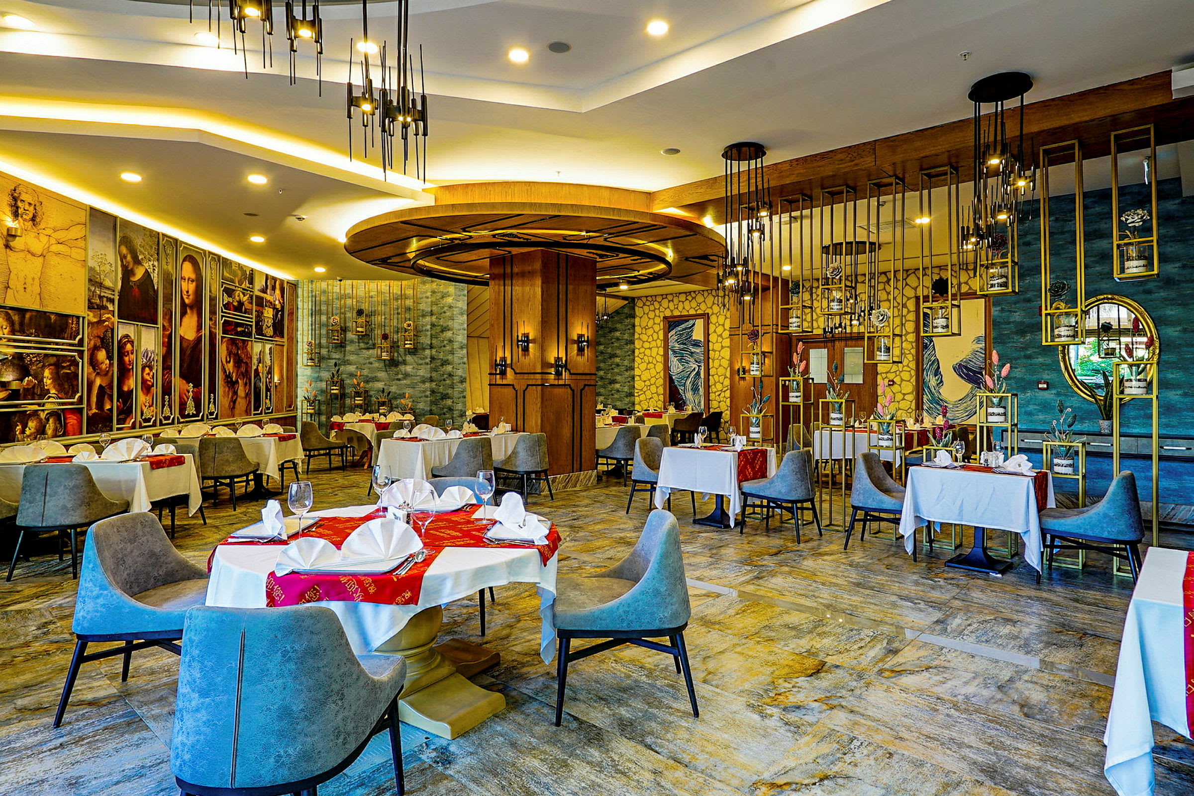 Interiør af en elegant restaurant med smagfuld moderne indretning. (AI-genereret tekst)