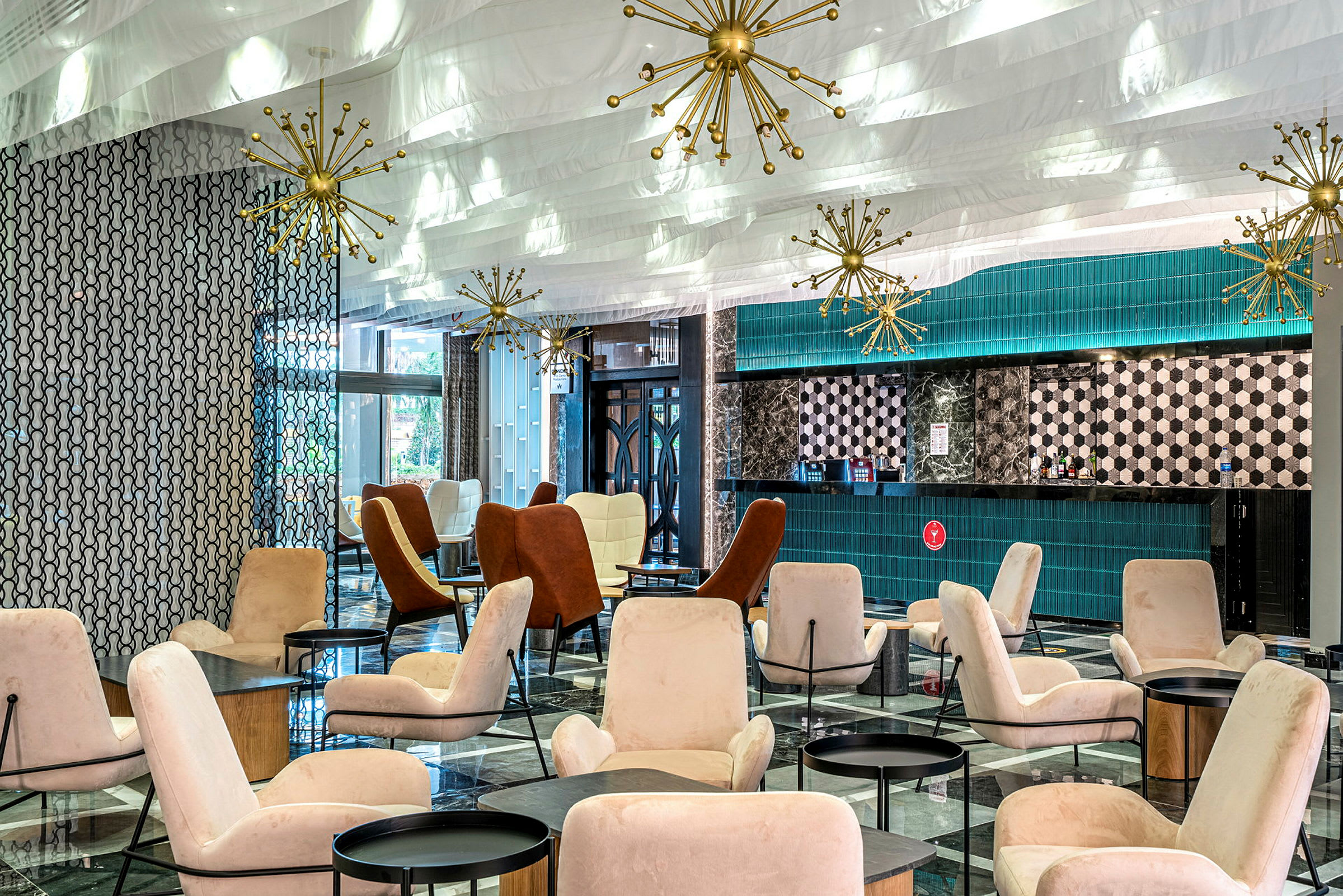 Moderne hotellobby med dekorative lamper, siddegrupper og reception. (AI-genereret tekst)