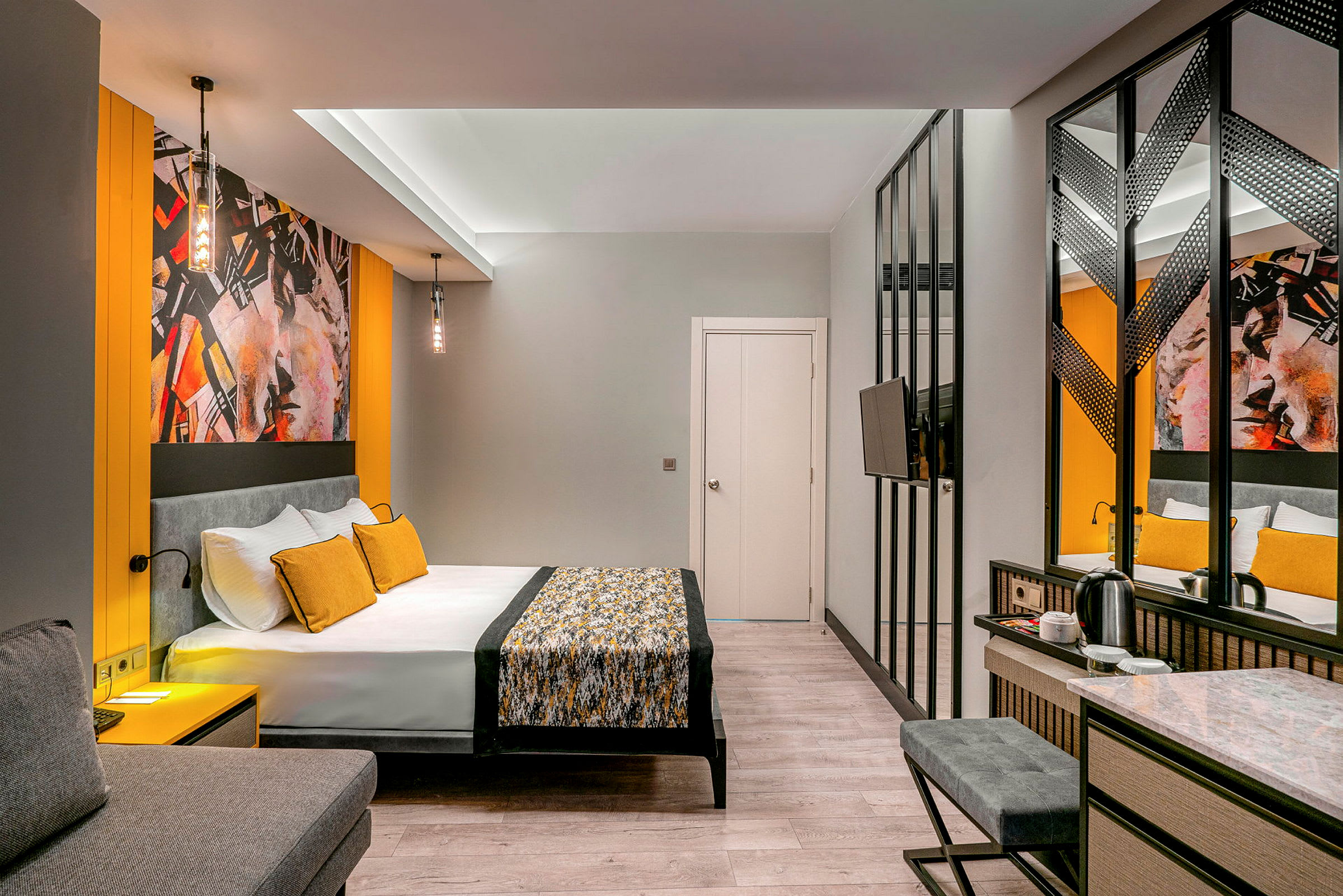 Moderne hotelværelse med seng, spejl og siddeplads. (AI-genereret tekst)
