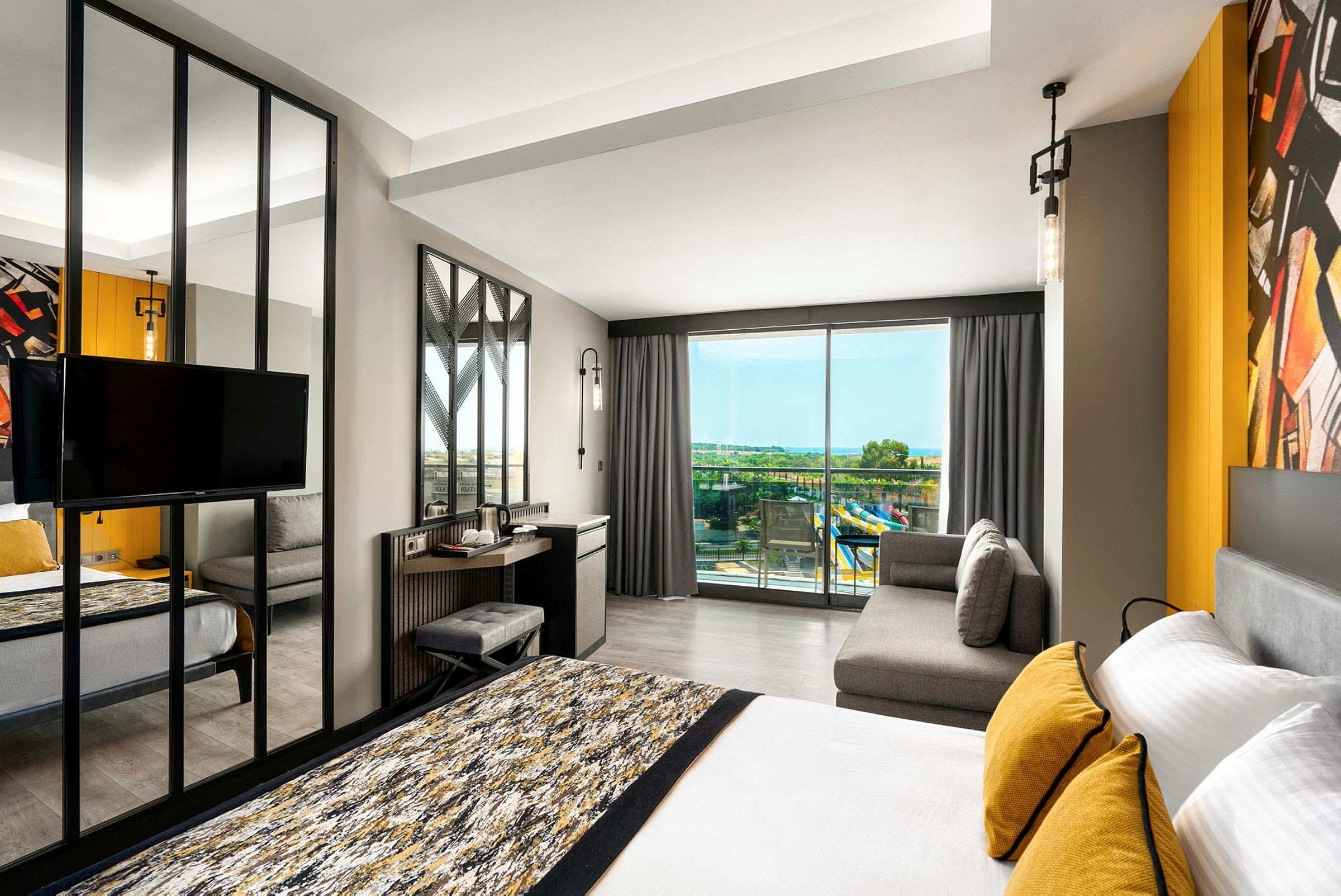 Moderne hotelværelse med seng, sofa og udsigt til balkon med panoramaudsigt. (AI-genereret tekst)