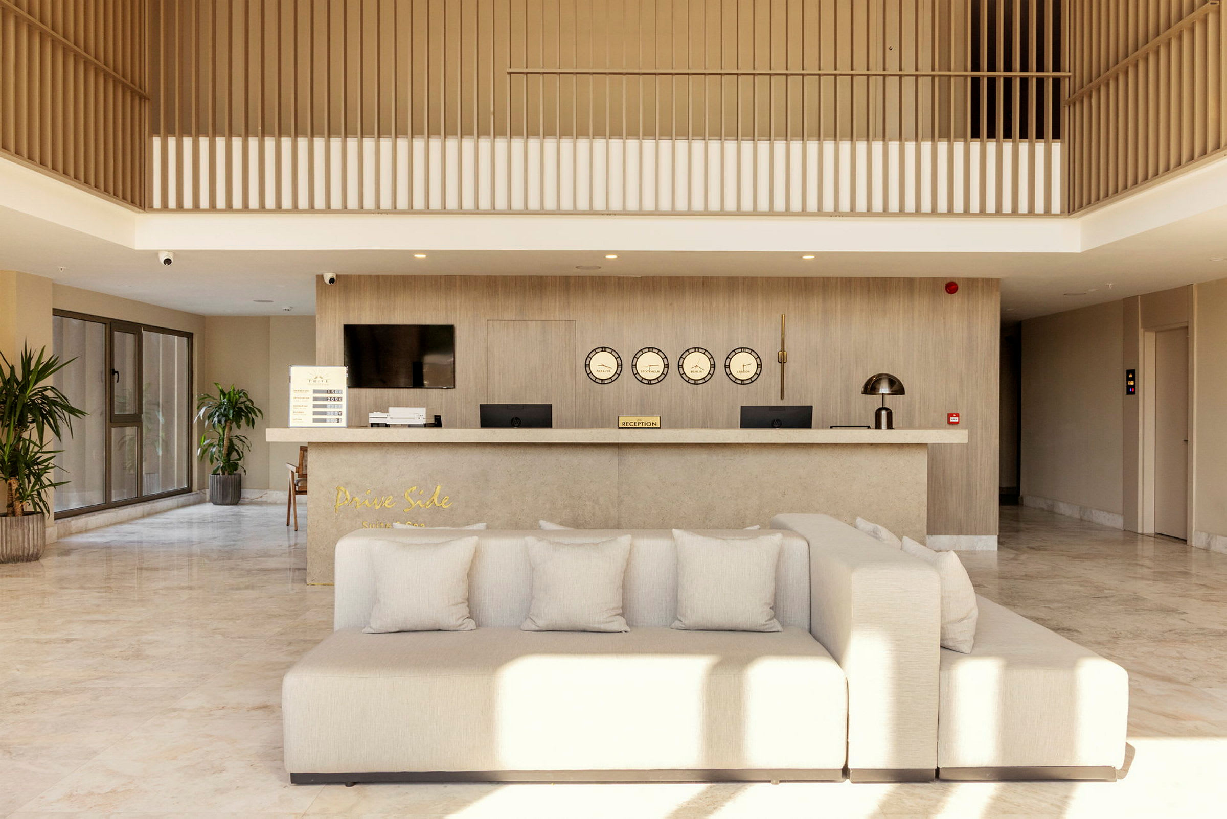 Hotelreceptionen med moderne møbeldesign og en sofa i forgrunden. (AI-genereret tekst)