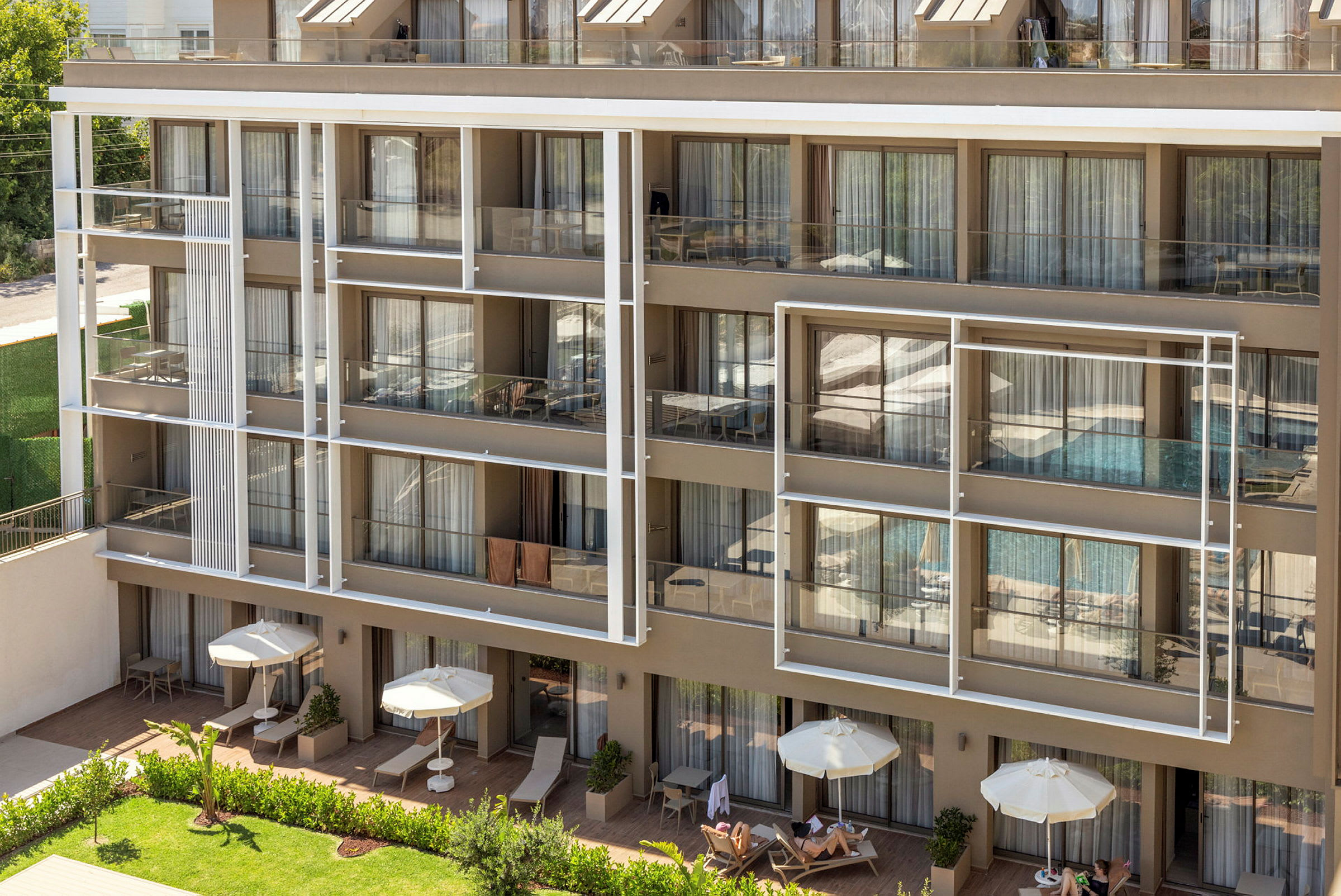 Hotel med flere niveauer med udendørs pools og terrasser. (AI-genereret tekst)