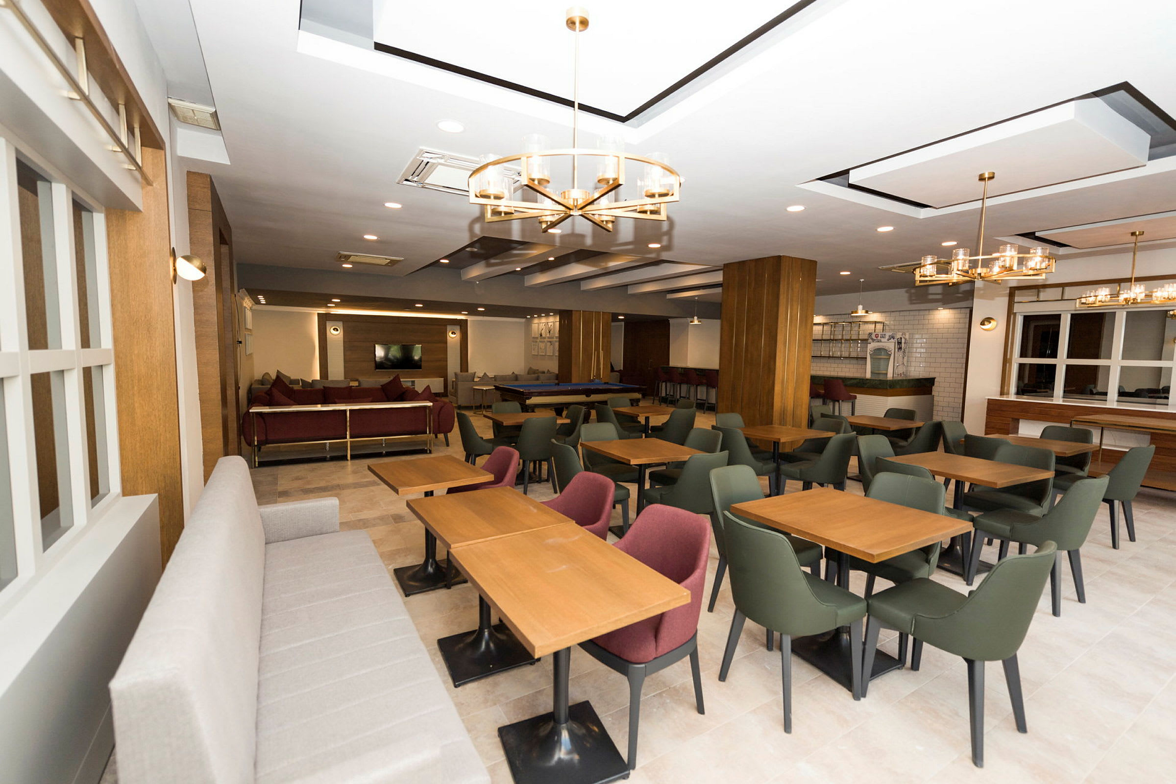 En moderne restaurant med borde, stole og sofaer. (AI-genereret tekst)