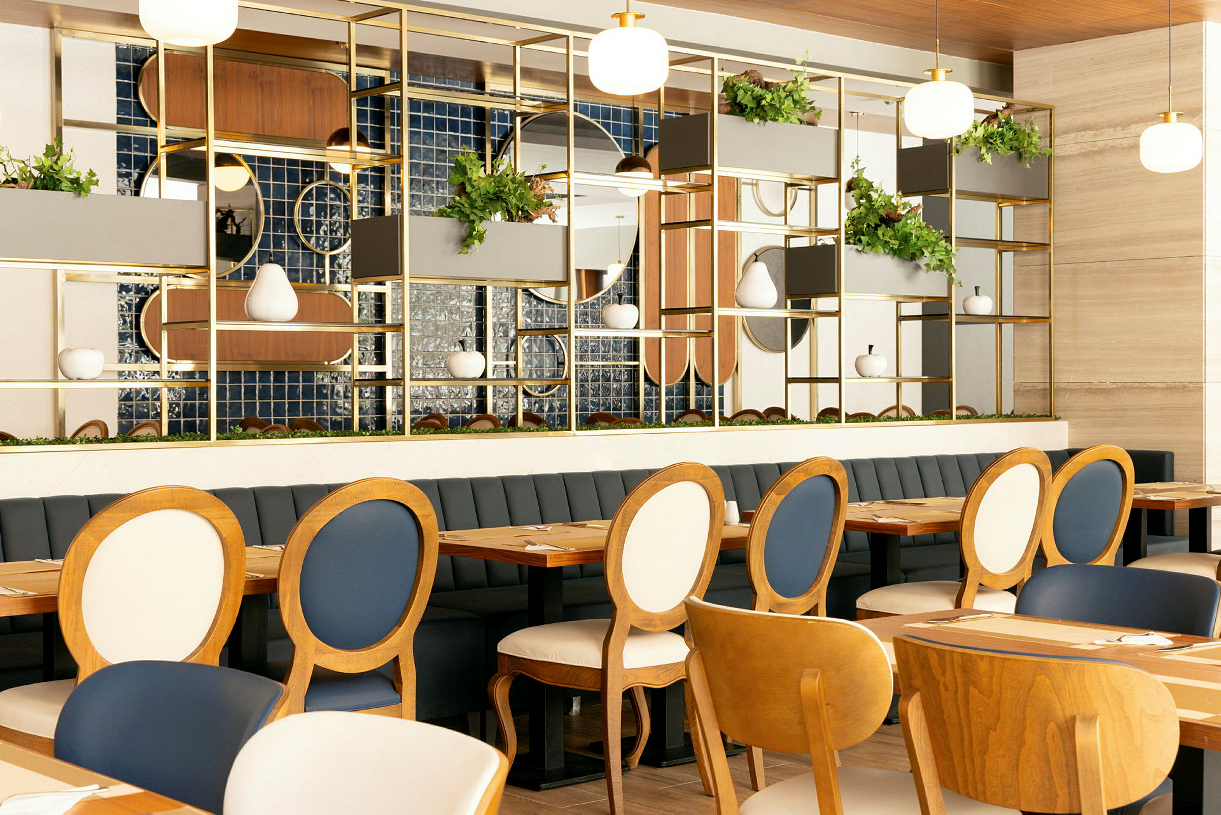 En stilfuld restaurantinteriør med spiseborde og stole. (AI-genereret tekst)