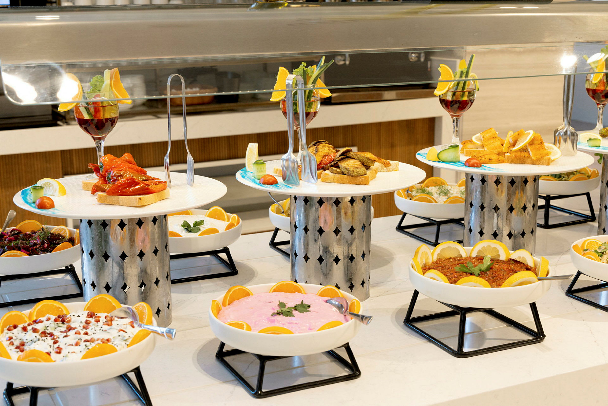 Buffet med forskellige retter og dekorationer på et serveringsbord. (AI-genereret tekst)