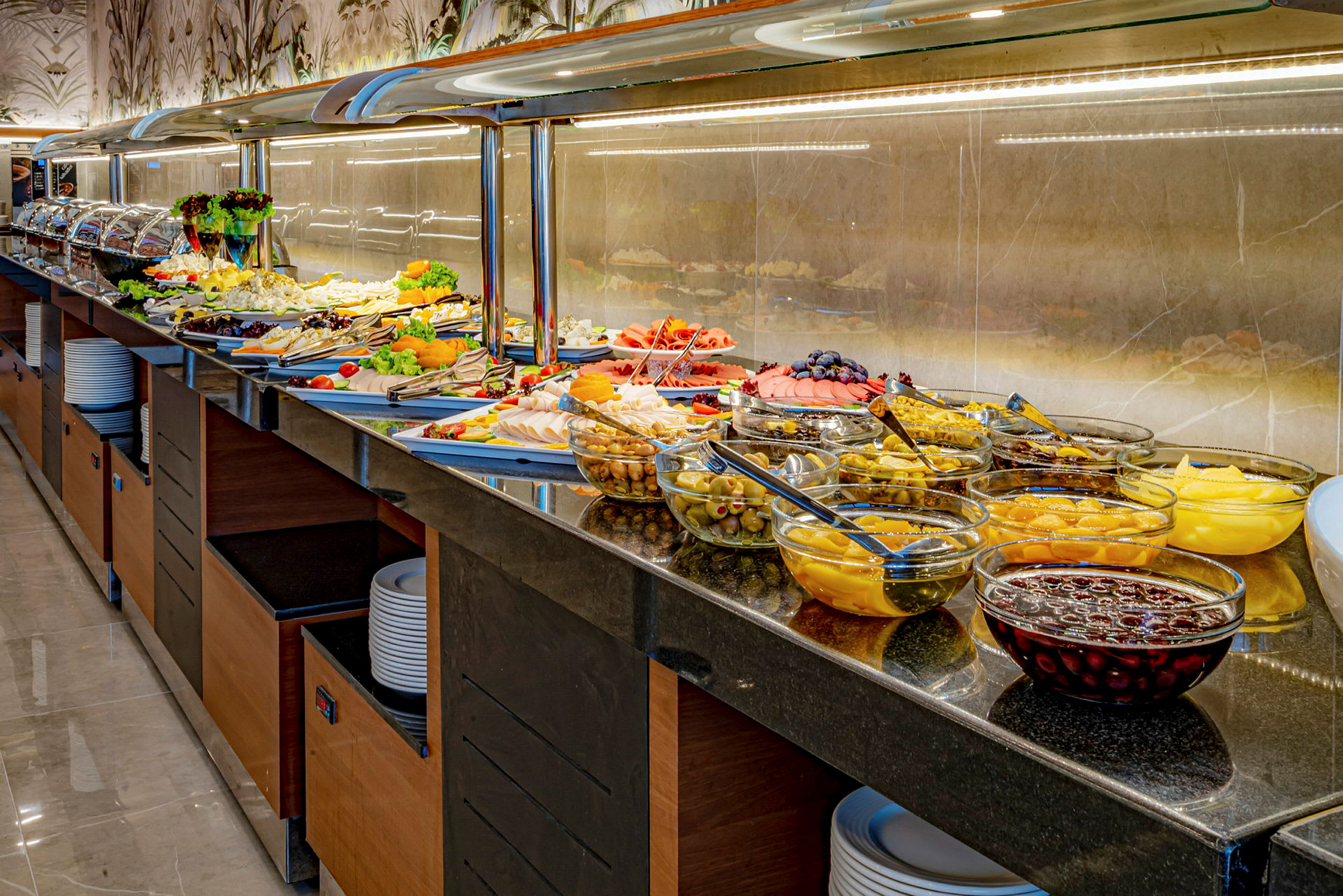 En buffet med forskellige retter og salater anrettet på en serveringsflade. (AI-genereret tekst)