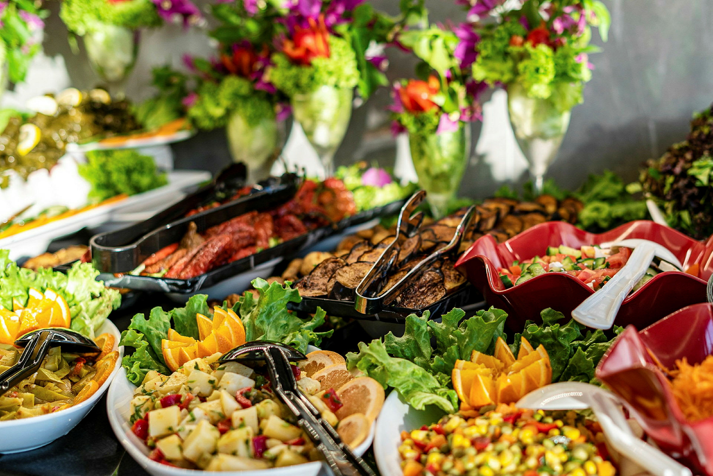 Billede af en farverig buffet med salater, grøntsager og dekorationer. (AI-genereret tekst)
