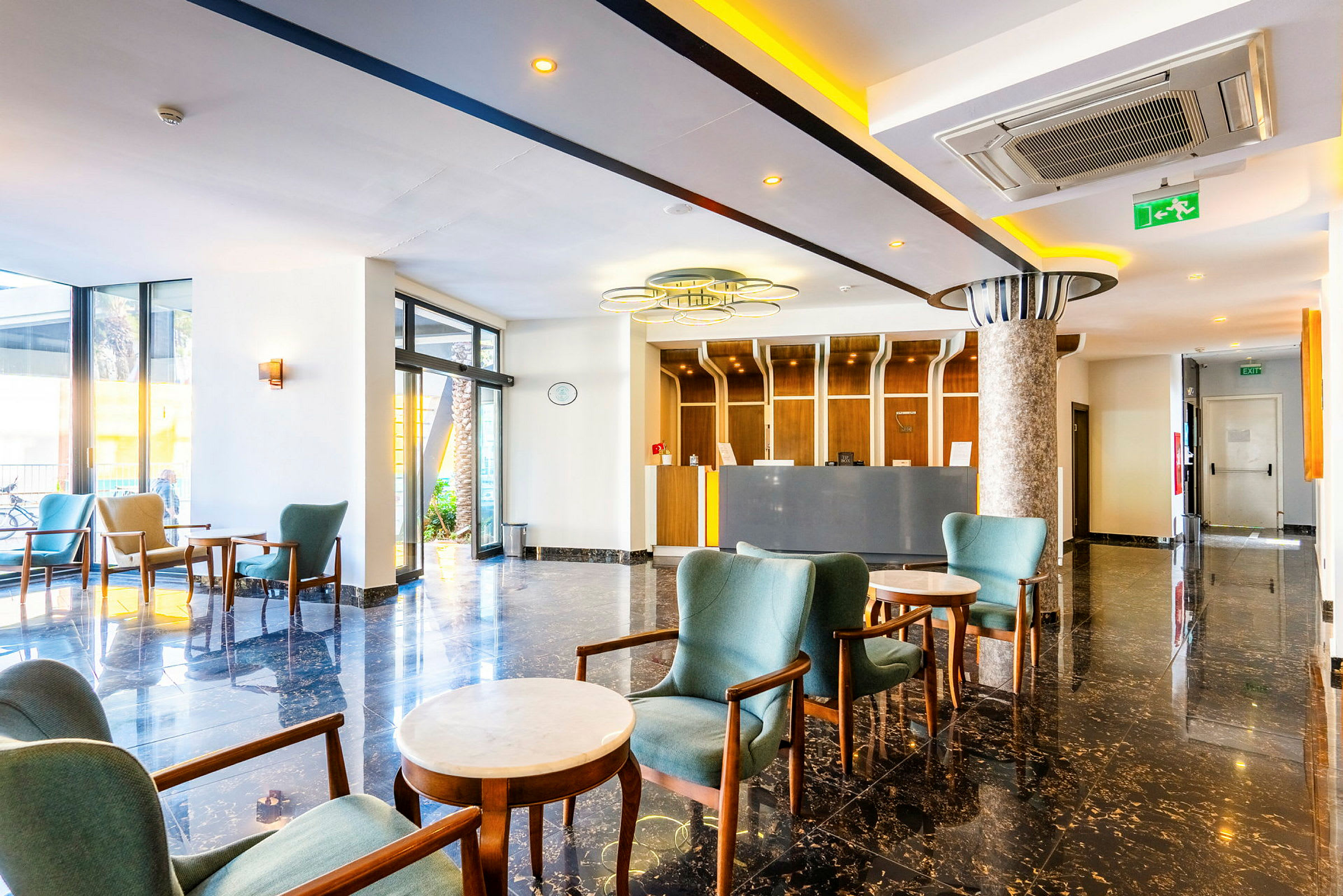 Lobby med siddeområder og reception. (AI-genereret tekst)