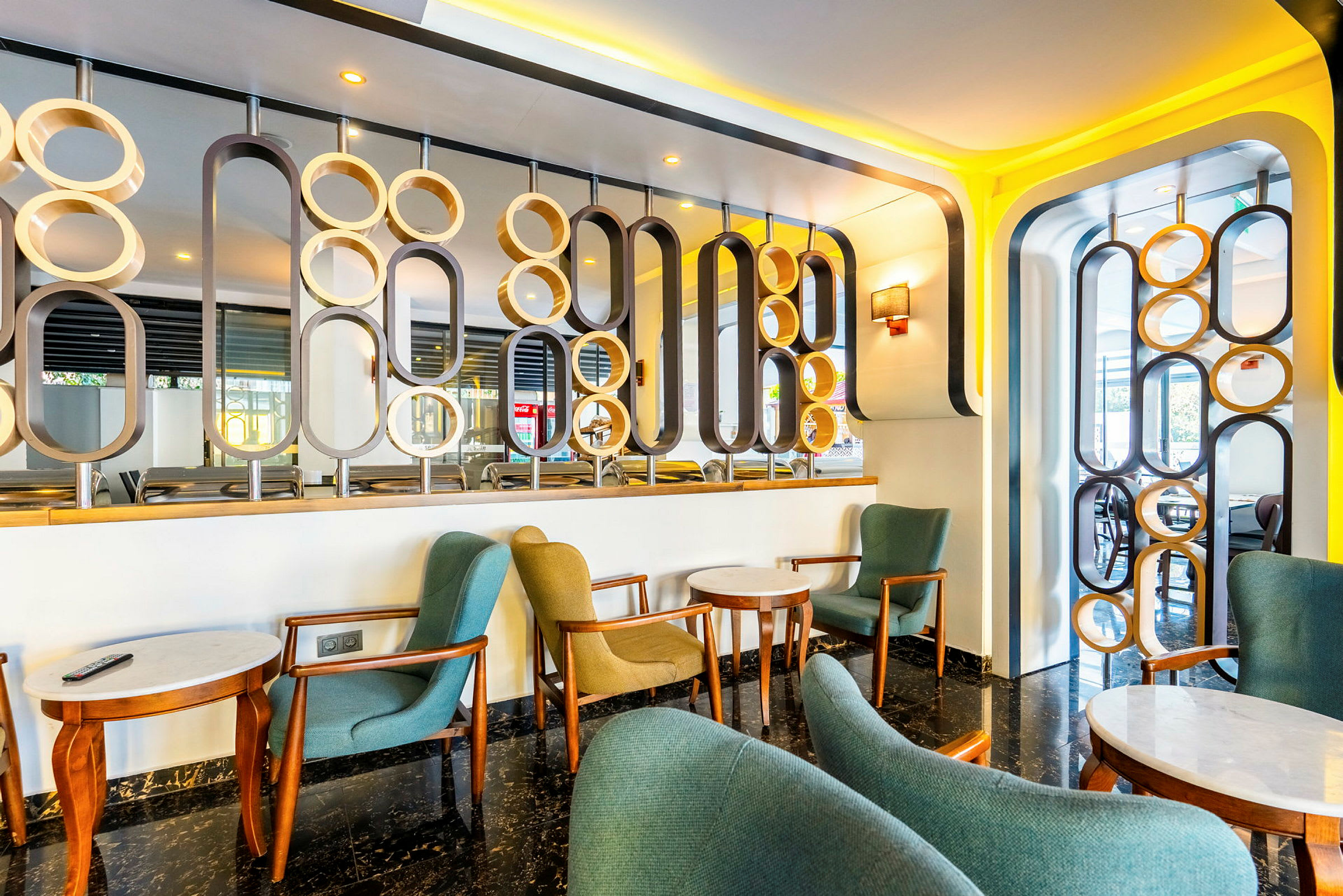 En moderne lounge med stole, borde og dekorative designelementer. (AI-genereret tekst)