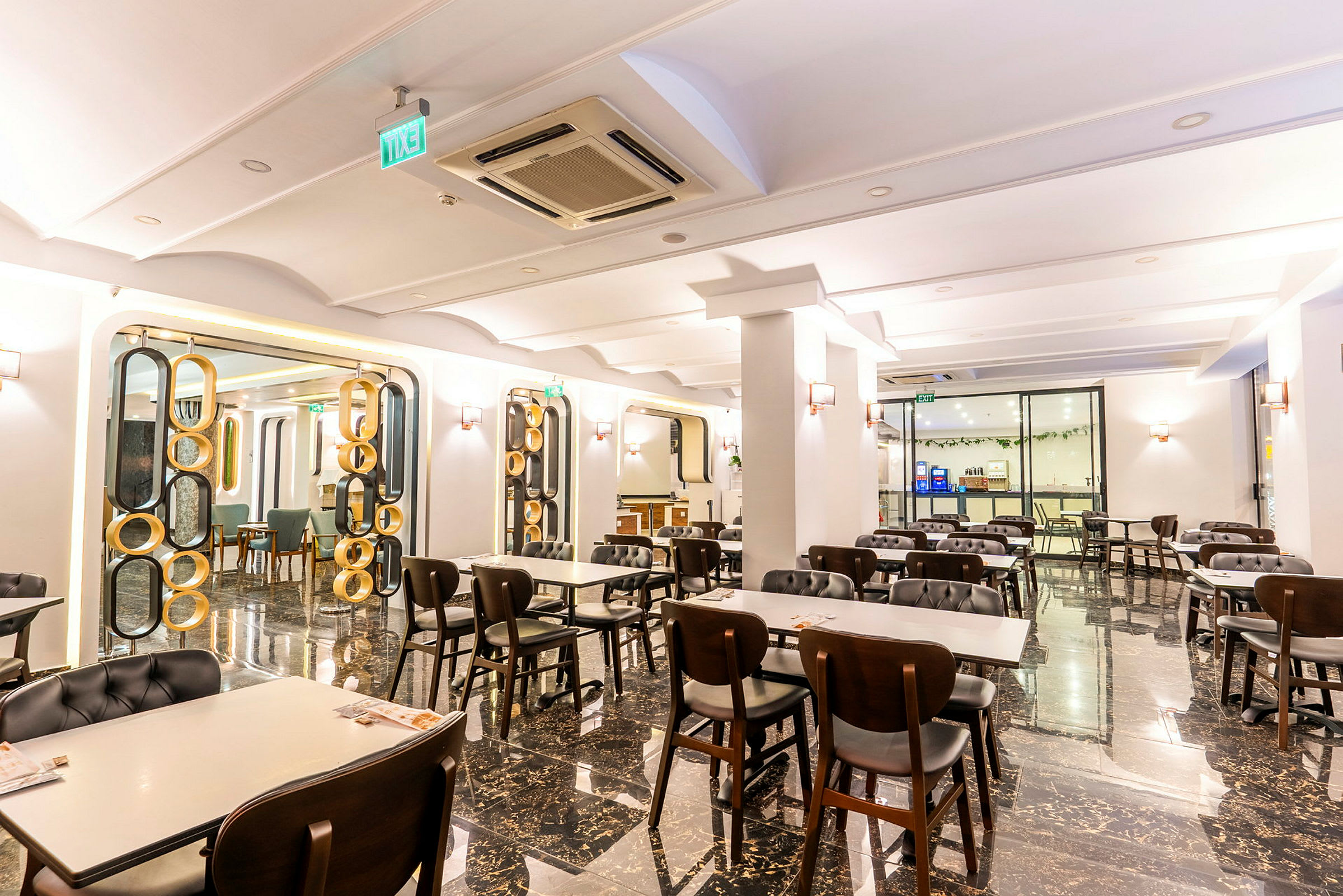 Billede af en elegant indrettet restaurant med borde og stole arrangeret på en poleret gulvoverflade. (AI-genereret tekst)