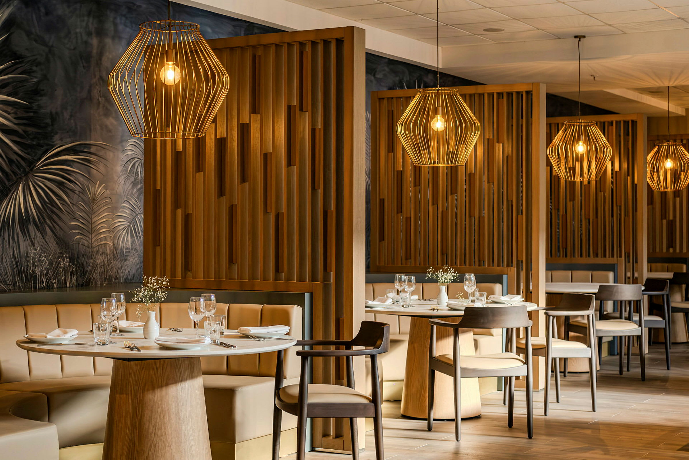 En elegant restaurantinteriør med dækkede borde og dekorative lamper. (AI-genereret tekst)
