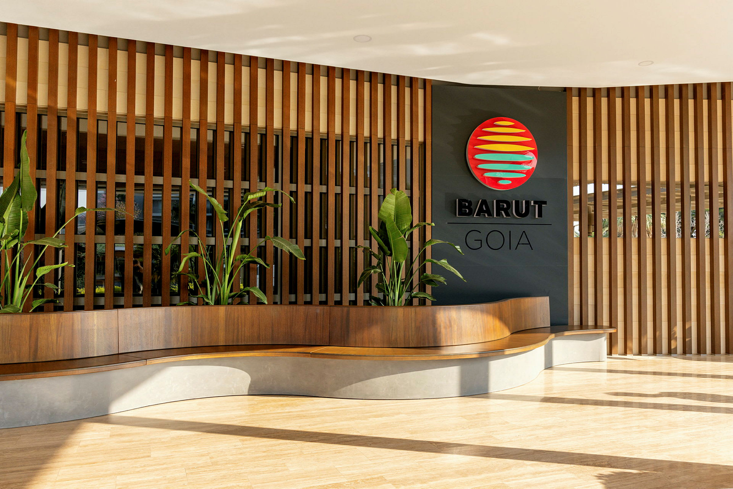 Receptionens område med planter og hotellets logo Barut Goia. (AI-genereret tekst)