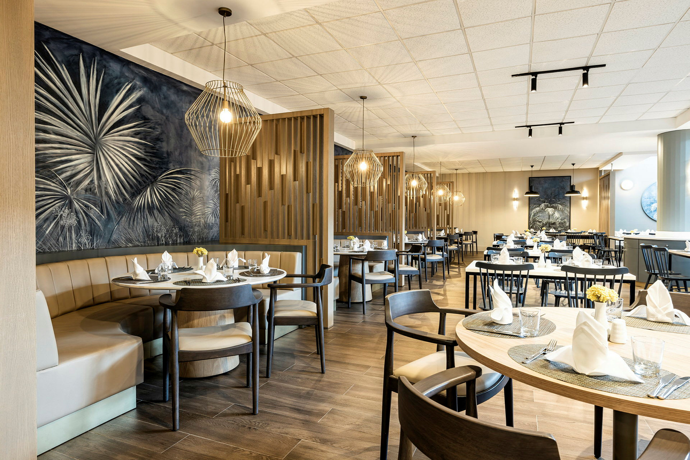 En moderne restaurant med opdækkede borde og elegant indretning. (AI-genereret tekst)